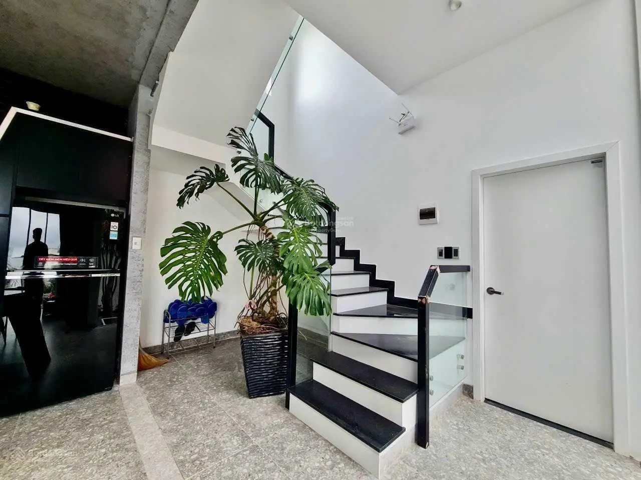 Villa hồ bơi sân vươn Nam Hồ 312m2 nở hậu 3 tầng 4PN - 5WC khai thác doanh thu 75 - 95tr/tháng