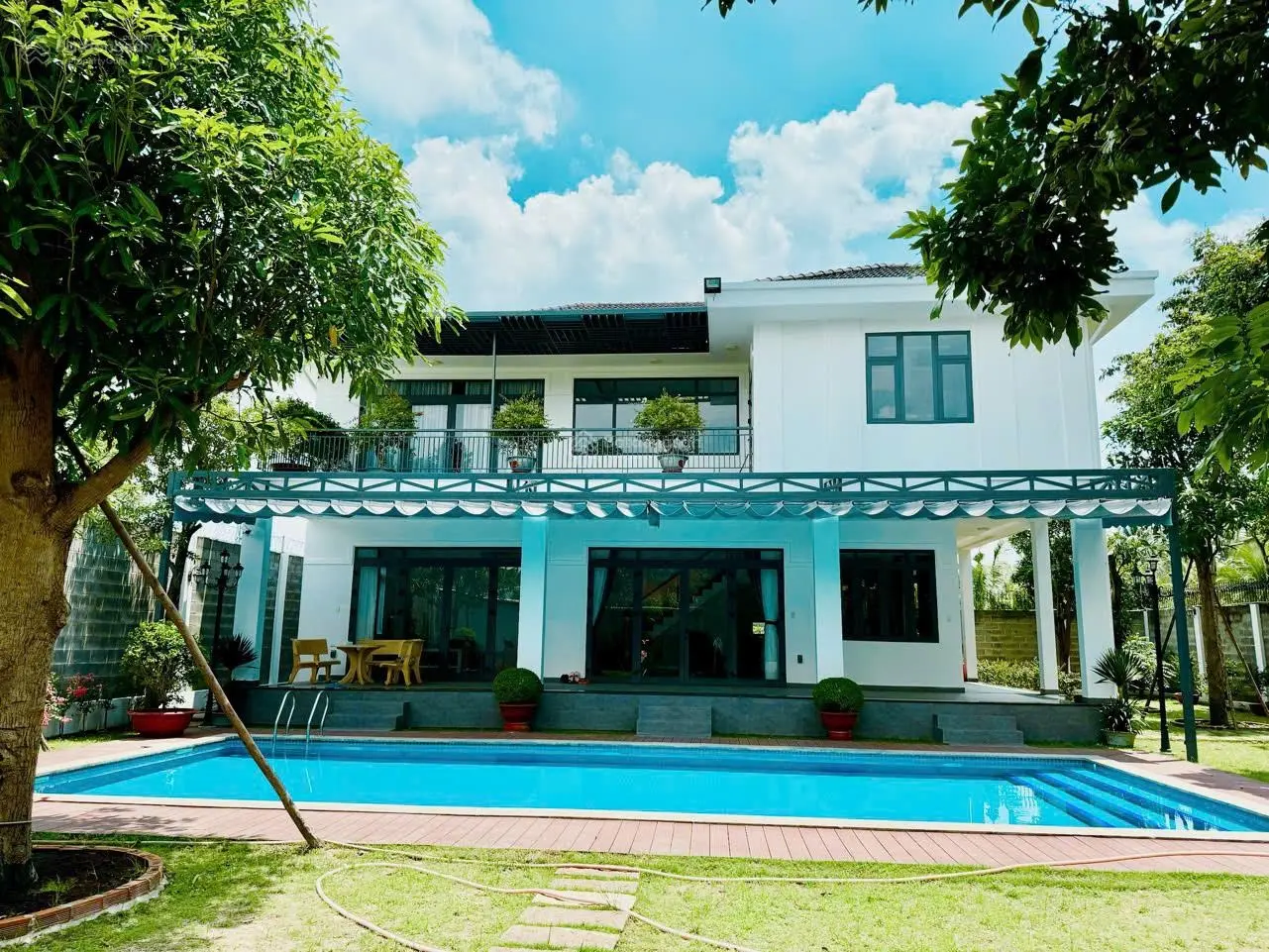 Biệt thư sân vườn nghỉ dưỡng Hóc Môn, hồ bơi, DT 35mx25m, đường 10m, diện tích 875m2, 5PN 6WC