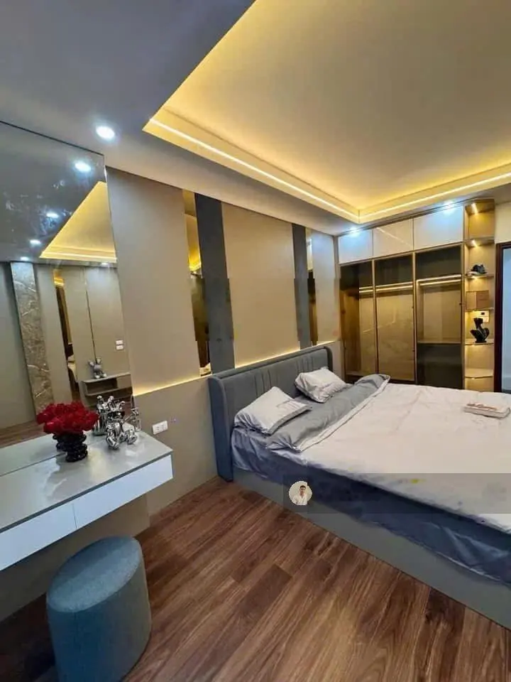 12 Tỷ Nhà phố Sài Đồng 90m², 5 tầng thang máy, ô tô tránh