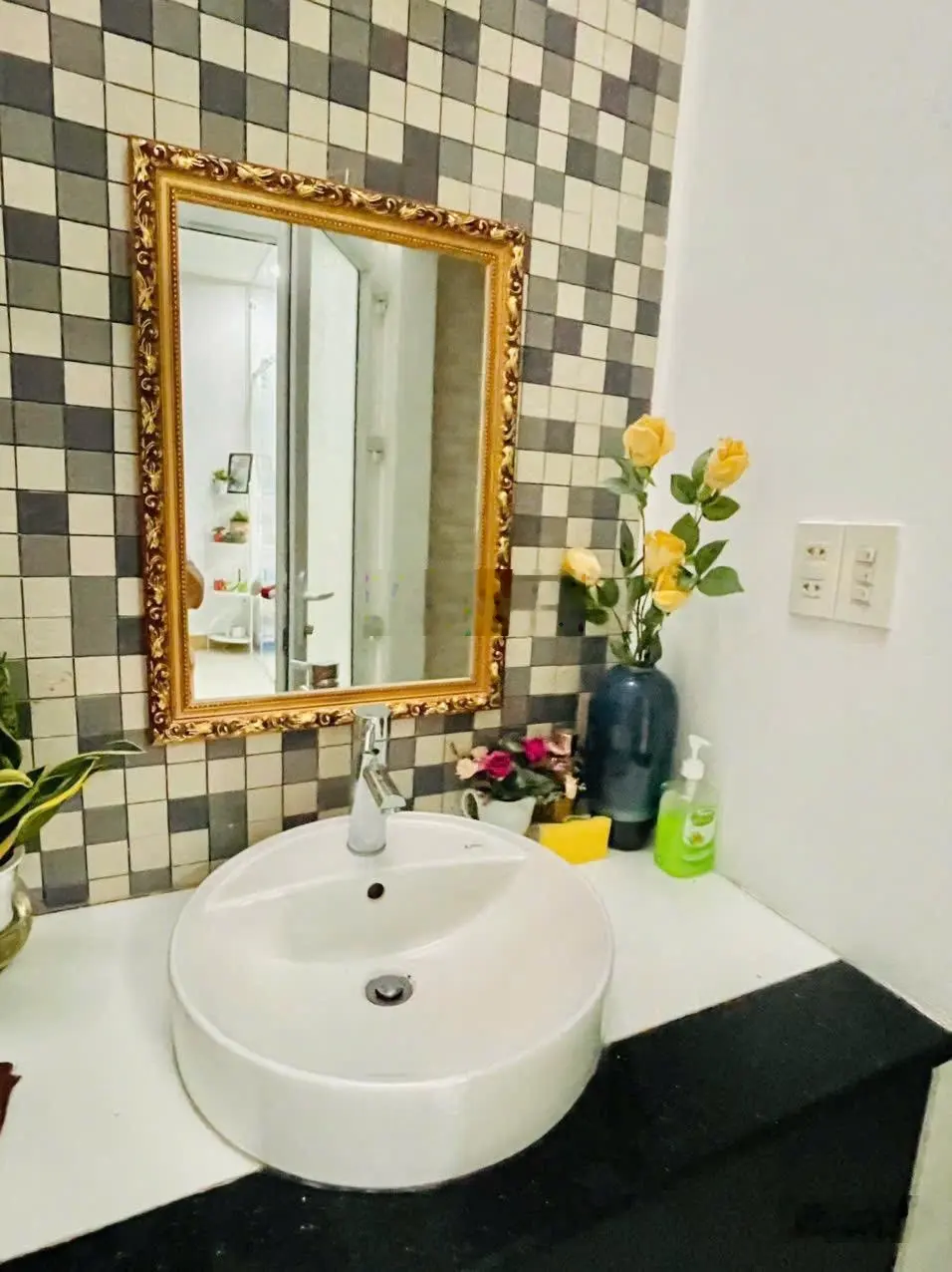 Nhà mặt tiền đường Nguyễn Hữu Huân - Phước Tiến, 135,1m2 ngang 6,1 có gara ô tô có 4pn giá 18,2 tỷ.