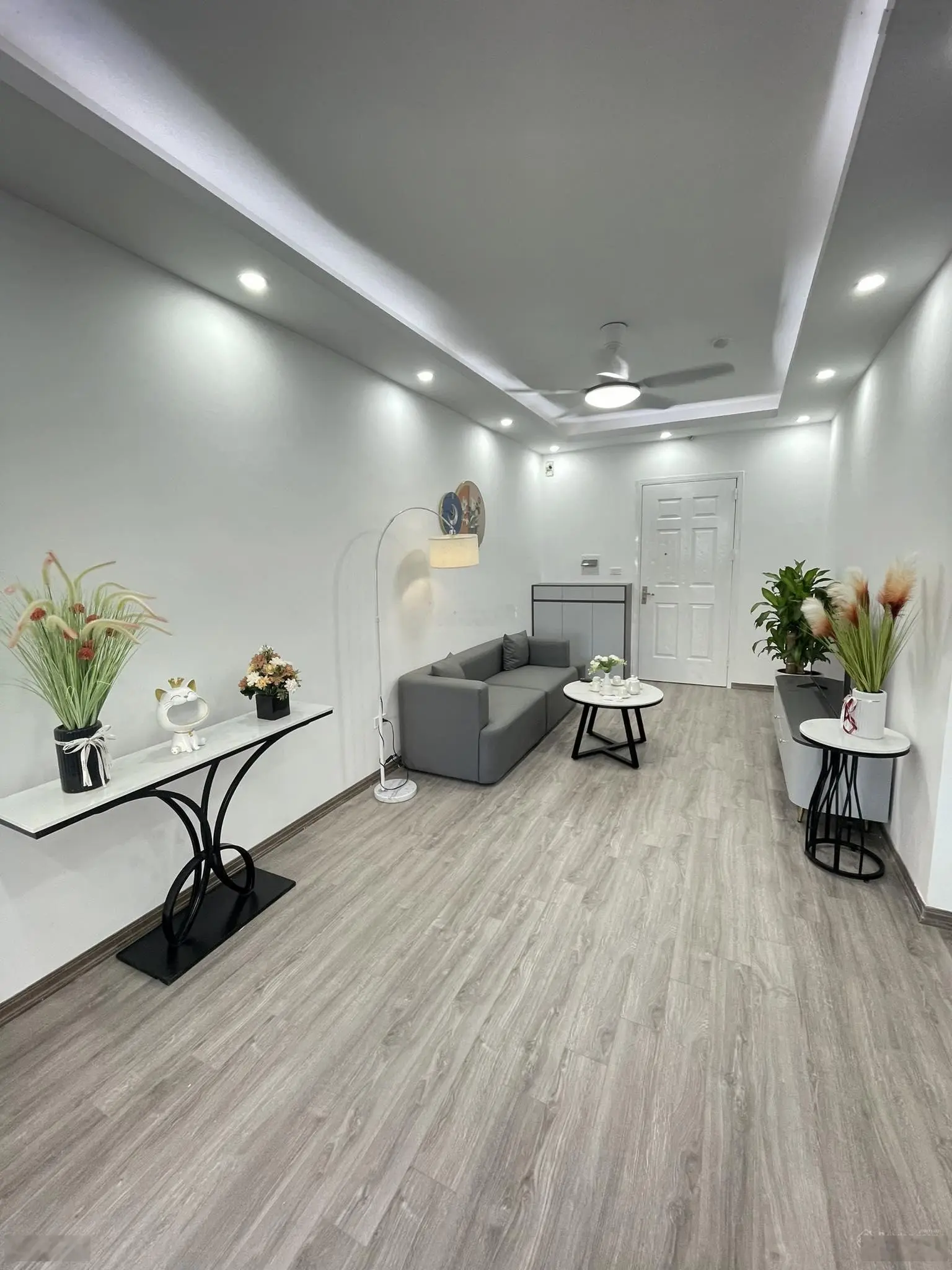 Chính chủ cần bán gấp căn hộ 2 phòng ngủ 71m2 full nội thất siêu đẹp view hồ giá tốt LH 0965 289 ***