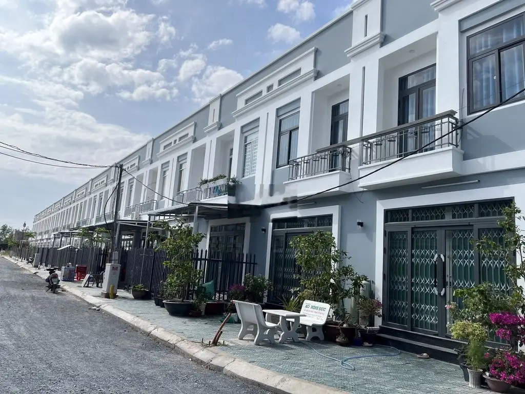 Nhà mặt tiền lộ 12m, gần chợ và 3 trường học