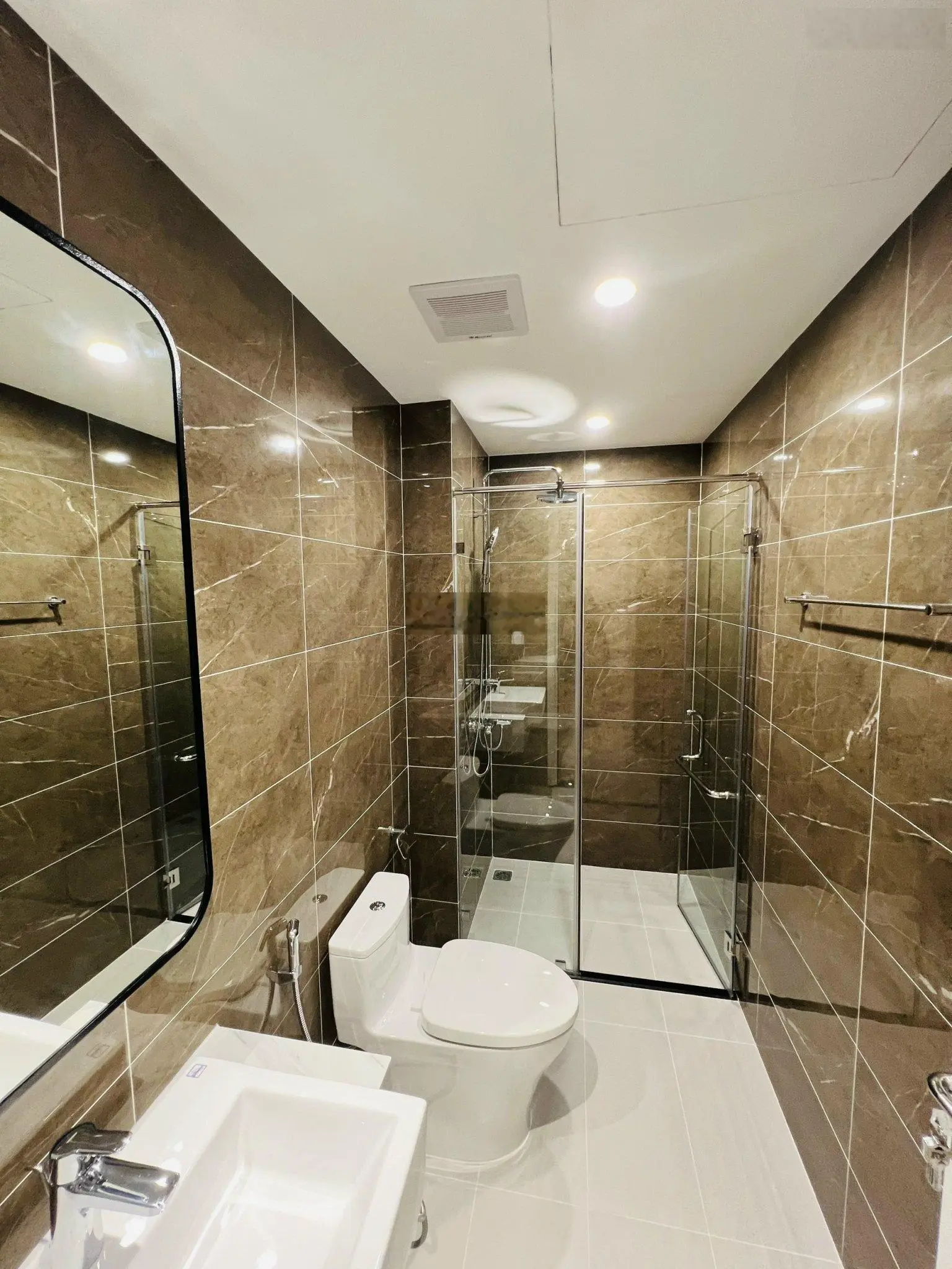 Bán lỗ căn góc 2PN + 65m2, giá chỉ 4,2 tỷ bao phí, toà G3 tầng thấp, trục 10, The Sola Park