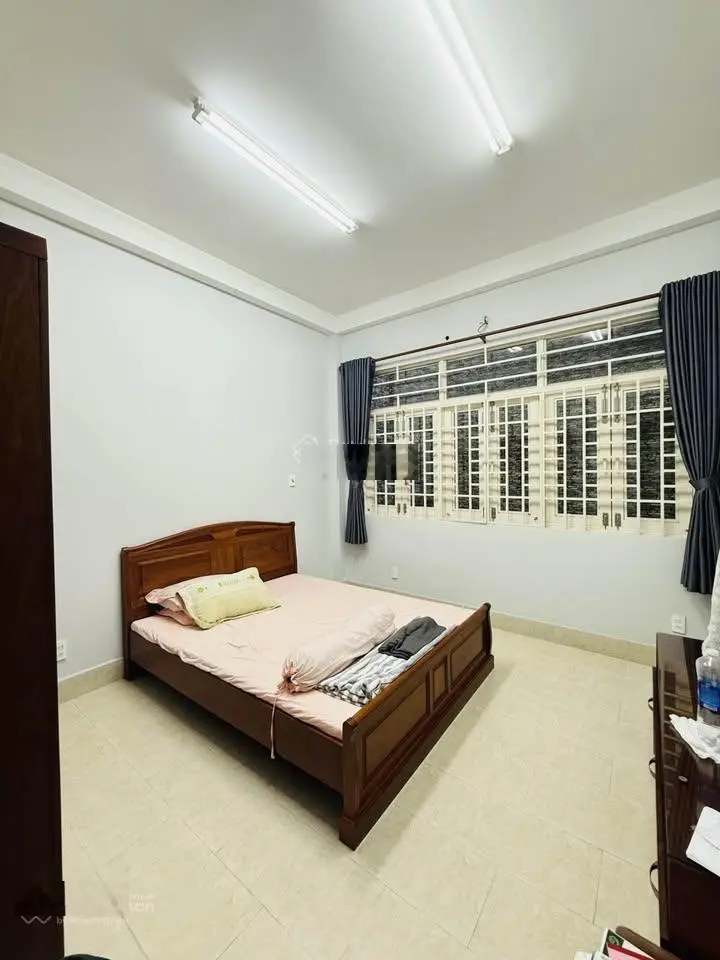 3,5 tỷ còn 3,3 tỷ. Nhà hẻm 6m gần chợ Trần Hữu Trang, Phú Nhuận. Xây 1 trệt 2 lầu, 4 phòng ngủ. SHR