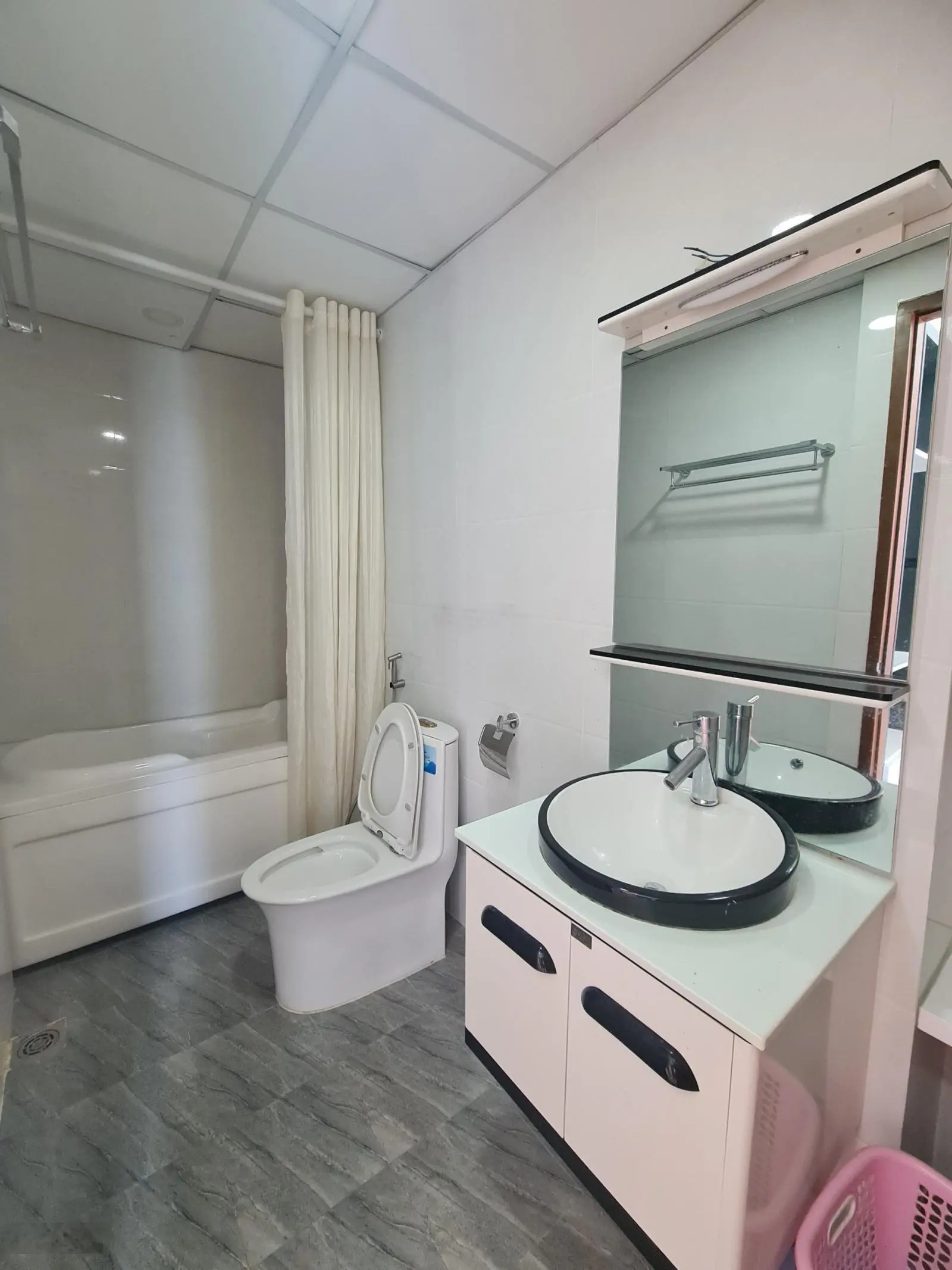 Bán nhanh căn 2 phòng ngủ 68m2 View trực diện biển giá 2,1 tỷ bao hết chi phí sang tên