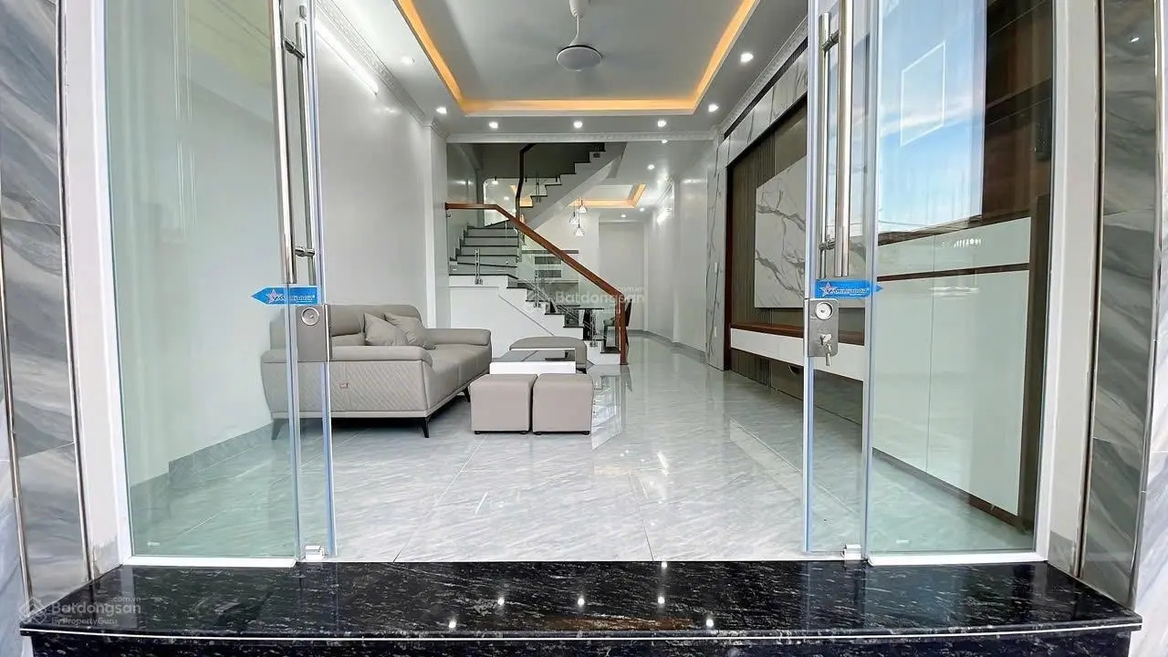 Dãy nhà 4 tầng độc lập khung cột riêng mặt ngõ tại Thiên Lôi - Aeon