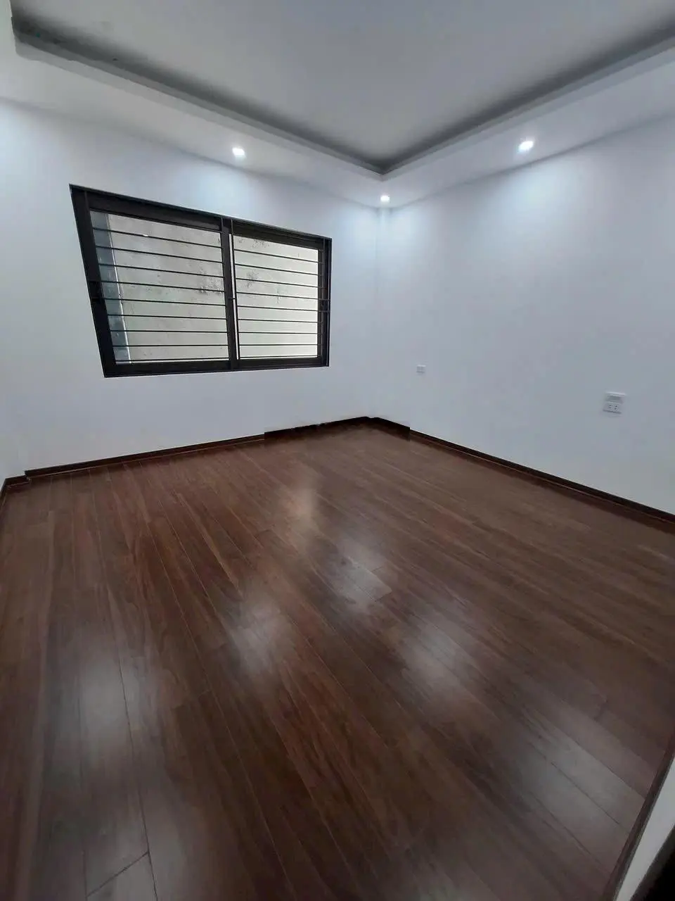 Bán nhà tựu liệt - sát linh đàm, ô tô qua nhà cách ô tô tránh 30m. bãi gửi xe cạnh nhà. 43m 5tầng
