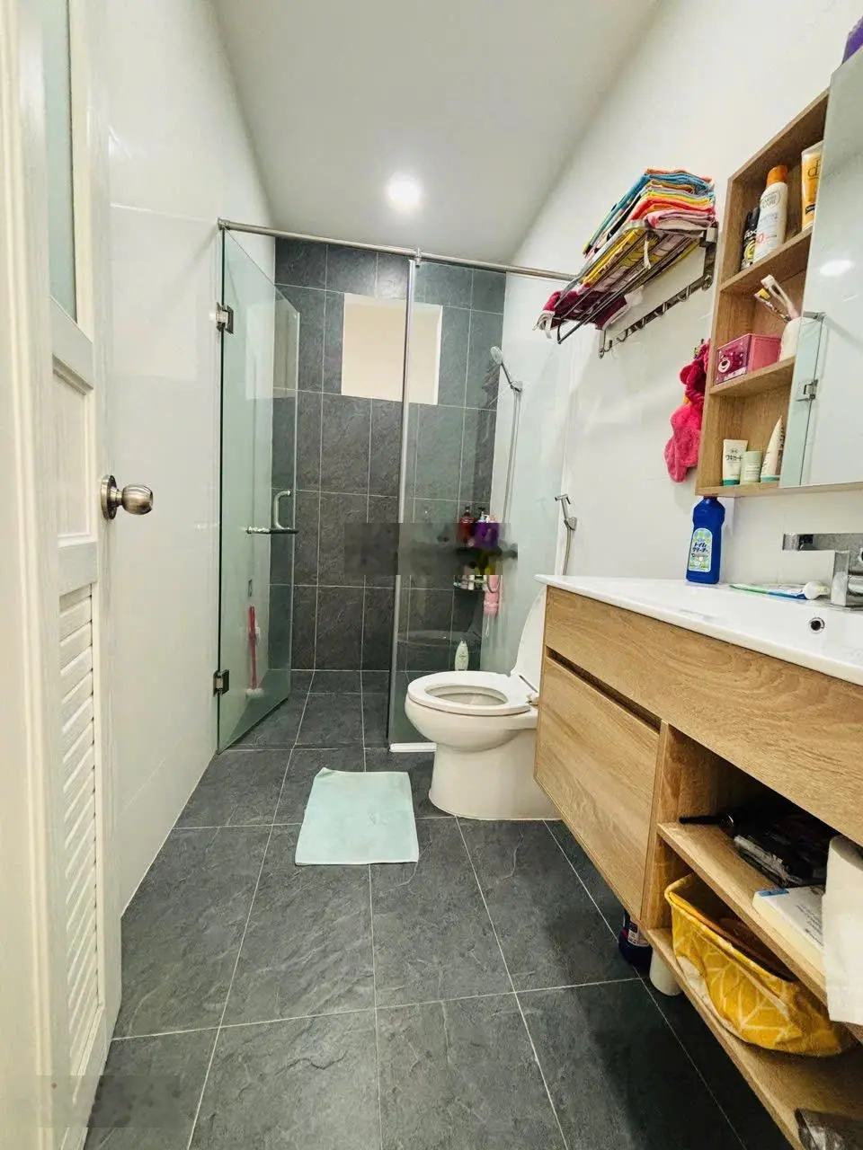 Chị chủ định cư bán gấp nhà 1 trệt 1 lửng mới xây, hoàn công 110m2 (4,5x 25m) nhựa 5m giá 4,6 tỷ