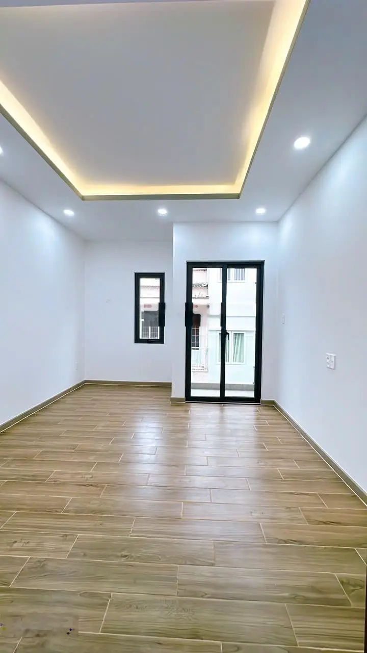 Bán nhà mới 2 phòng ngủ mặt tiền đường số, quận 4