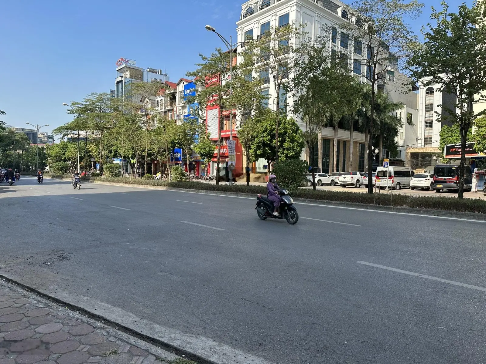 40 tỷ có siêu phẩm MP Nguyễn Trãi 130m2 8T MT 4.5m vỉa hè đá bóng dòng tiền đang cho thuê 200tr/th