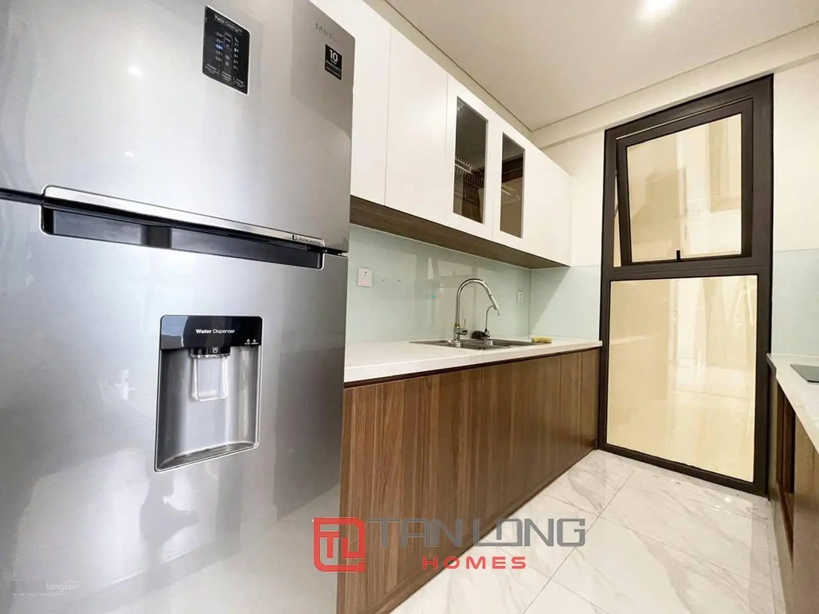 Bán nhanh căn hộ 3 ngủ El Dorado tòa E2 view hồ Tây, nội thất cao cấp hiện đai. LH: 0398 195 ***