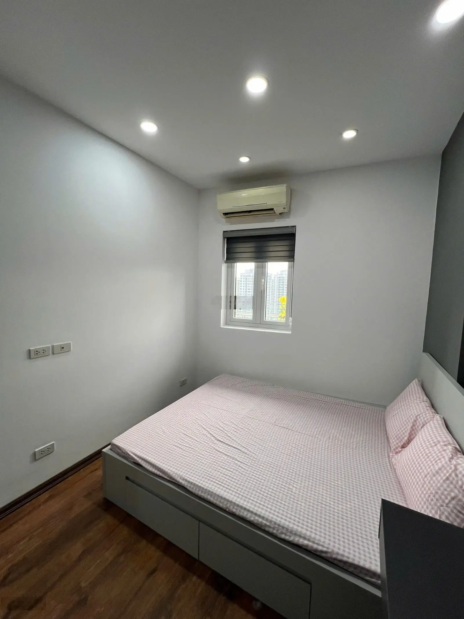Chính chủ ủy quyền bán gấp căn hoa hậu 3 phòng ngủ tầng trung, hướng thoáng mát, nội thất cao cấp.