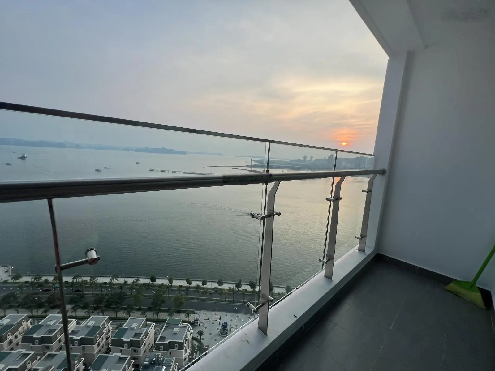 2N2VS trực diện biển giá có 3,8 tỷ thôi ạ, cắt lỗ gần 2 tỷ, toà S2 Sapphire. LH em 0936 585 ***