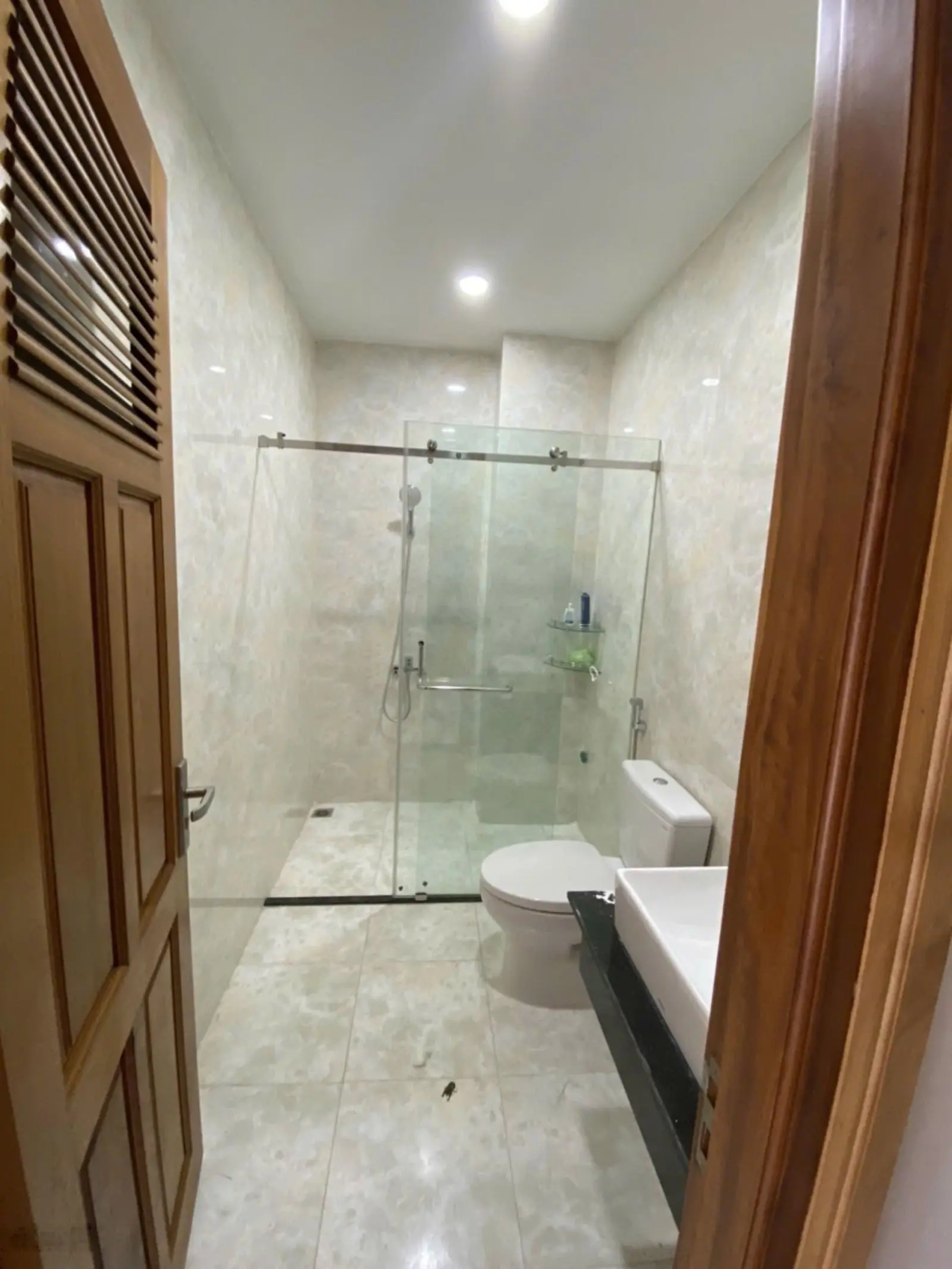 Nhà 4 tầng gần biển. Đường rộng 20m