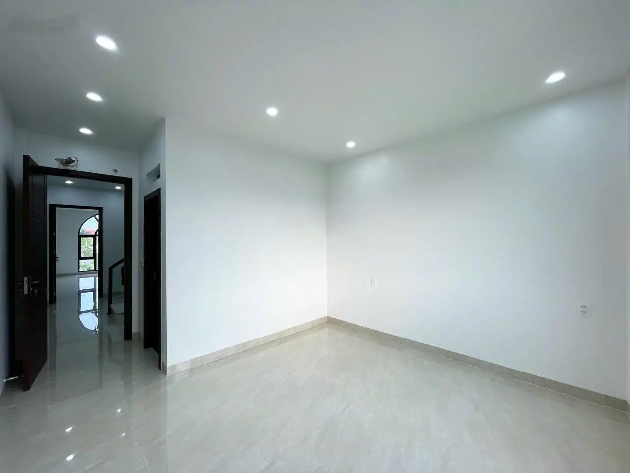Bán Nhà 4 tầng thang máy tuyến 2 Lê Hồng Phong