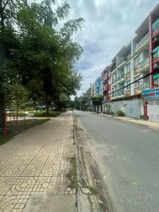 Bán biệt thự gần tạ quang bửu , dtsd 590m2 , ngang 8m , full nội thất , tiện mở vp cty , spa ...
