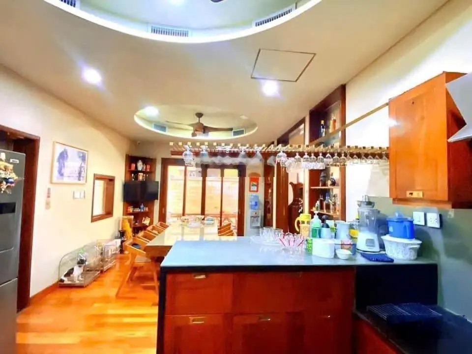 Bán Biệt Thự KDT Nghĩa Đô: Diện tích 300m2, MT 14m, Xây 4Tầng rất đẹp, Gía 83 Tỷ
