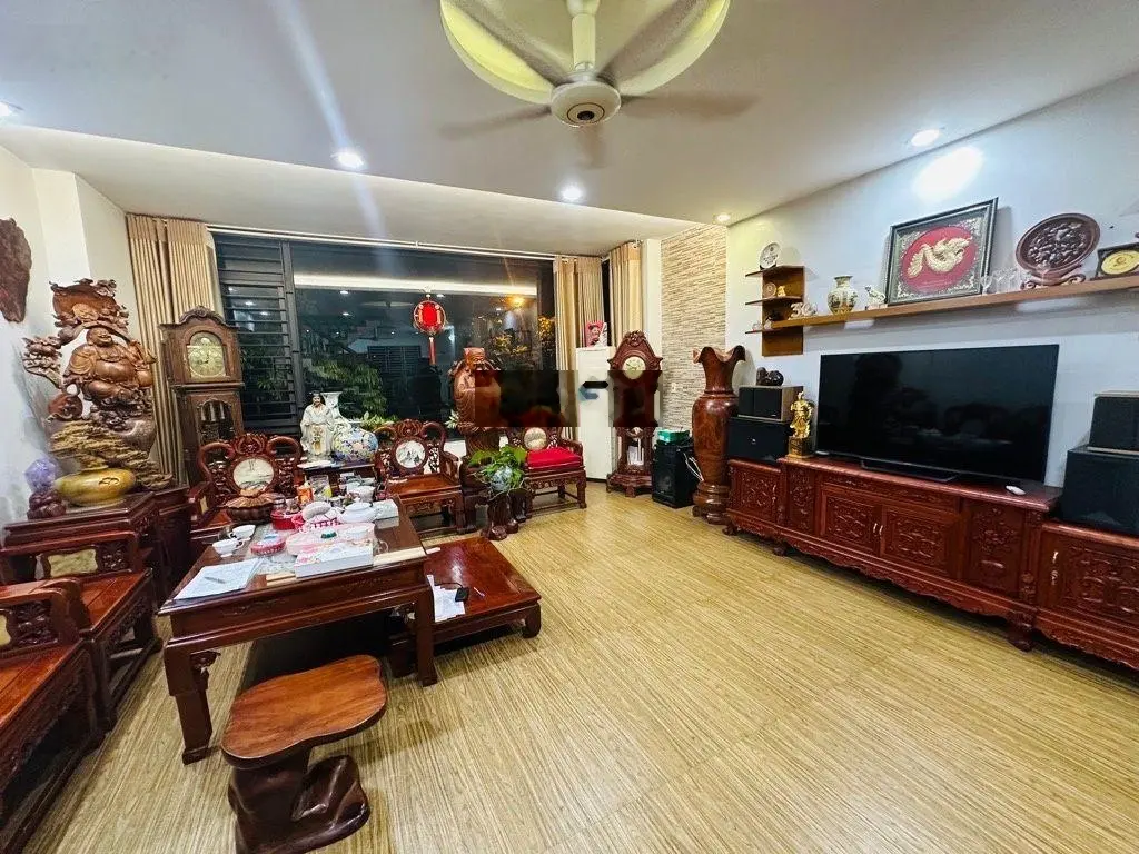 Bánnhà đẹp kinh doanh phố thái thịnh, mặt rộng ,ô tô vào nhà ,sổ vuông đẹp,dt: 55mx6t.giá:17tỷ