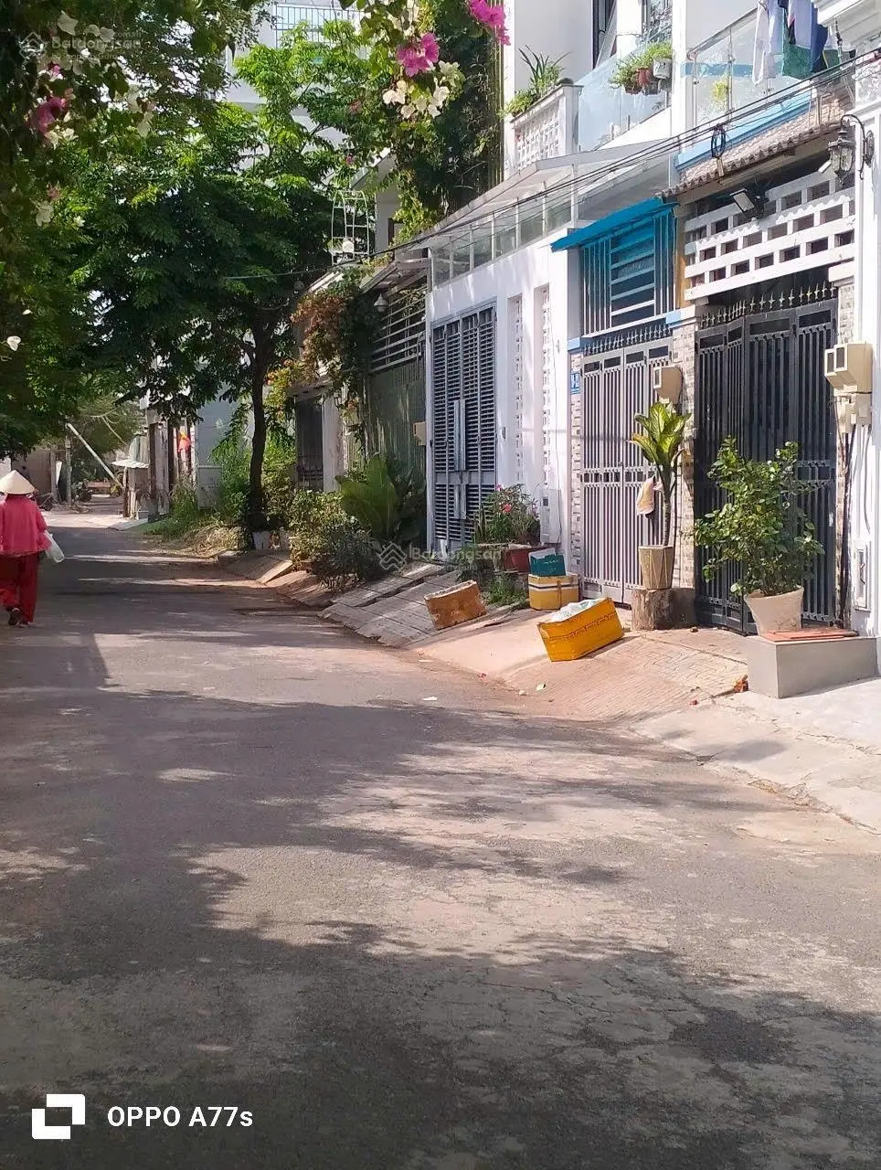 Hẻm nhựa ôtô - nhà 3 tầng DT: 100m2 - trệt 2 lầu, 5PN, 4WC sổ hồng, Thị trấn Nhà Bè