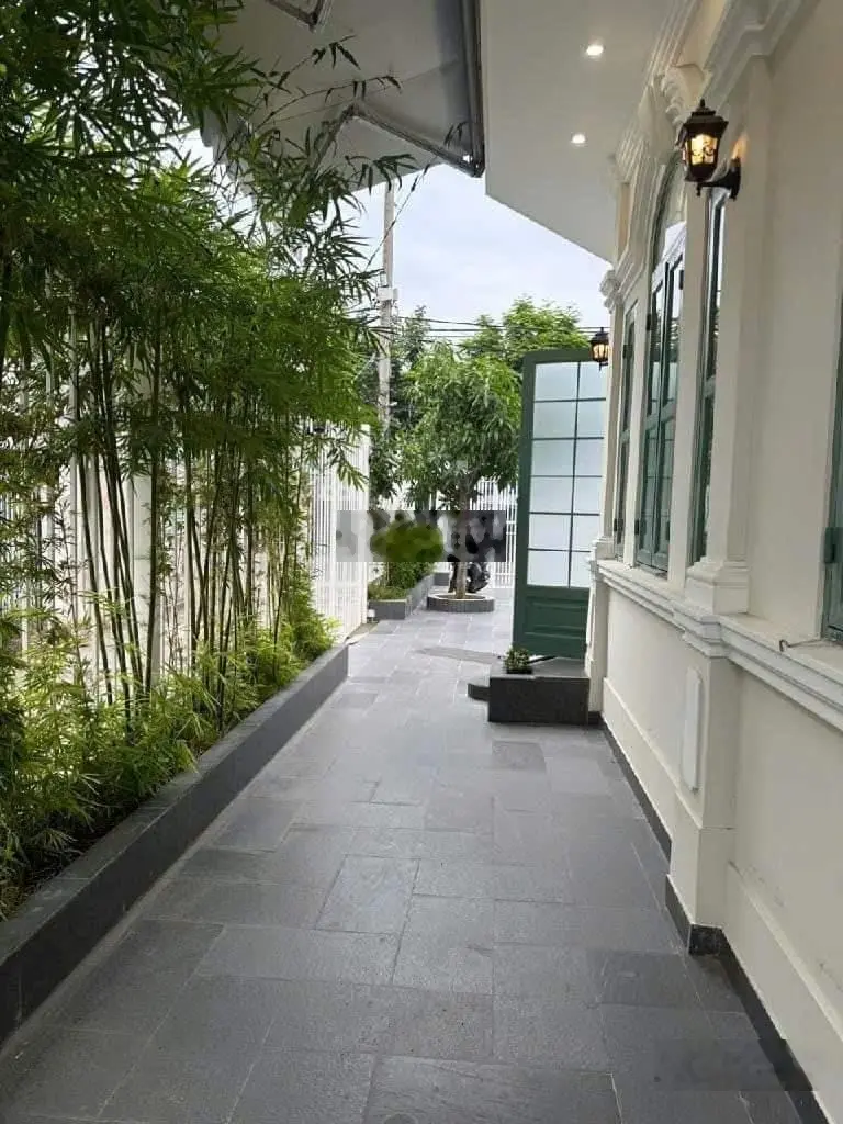 Ngay trung tâm huyện Nhà Bè - dư đậu 3 chiếc ô tô - đã set up kinh doanh sẵn đường trước nhà 30m
