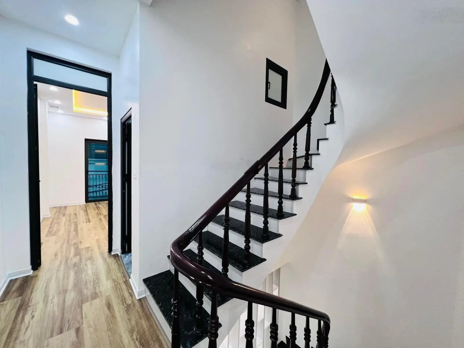 Bán nhà ngay Hồ Hạ Đình, Ô Tô đỗ sát cửa, 52m2 Nhà Đẹp, 20m ra đường Container tránh nhau.