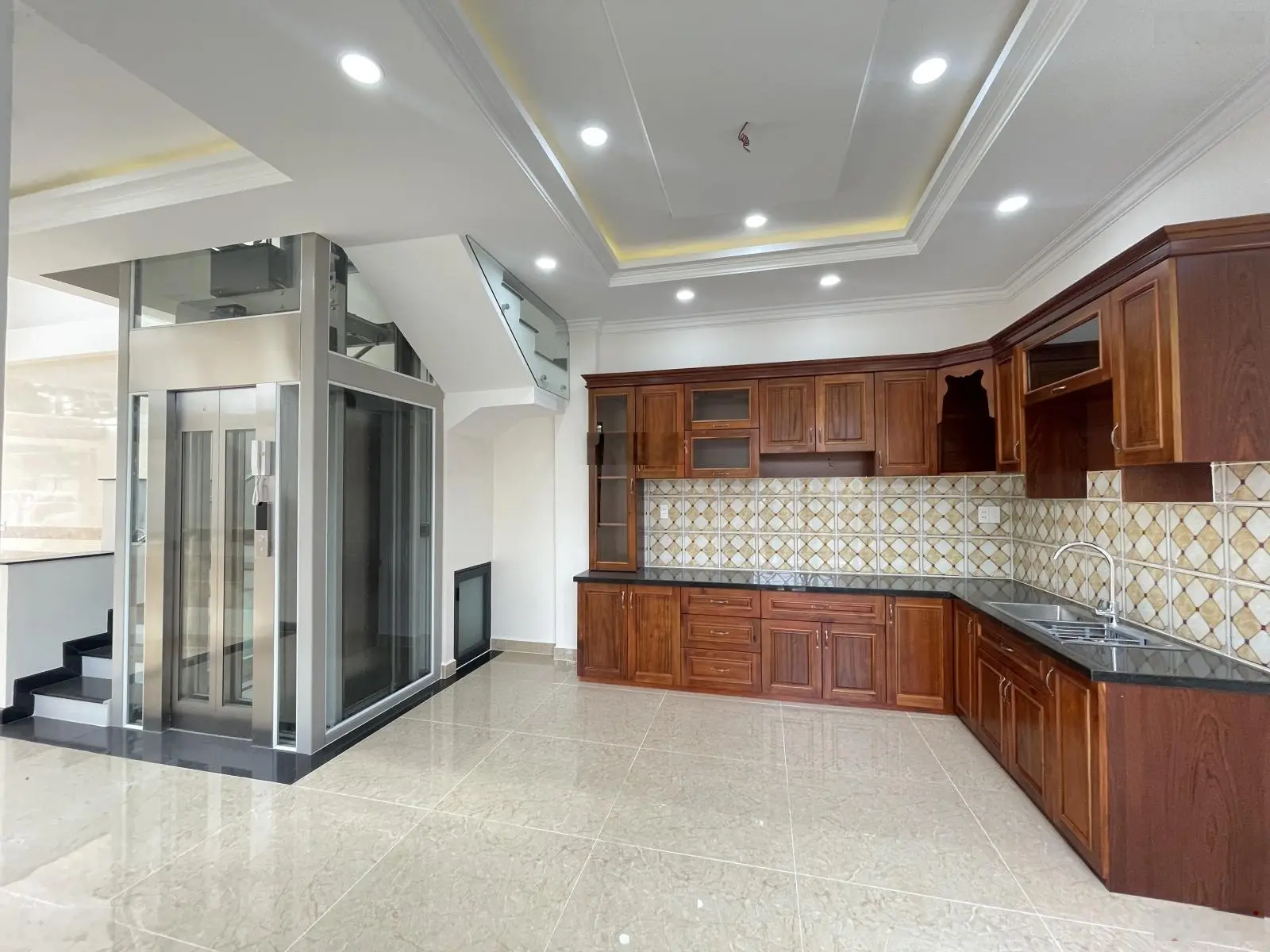 Nhà 1 trệt 5 lầu có thang máy, khu đồng bộ ven sông sài gòn, đường 9m liền kề vạn phúc city