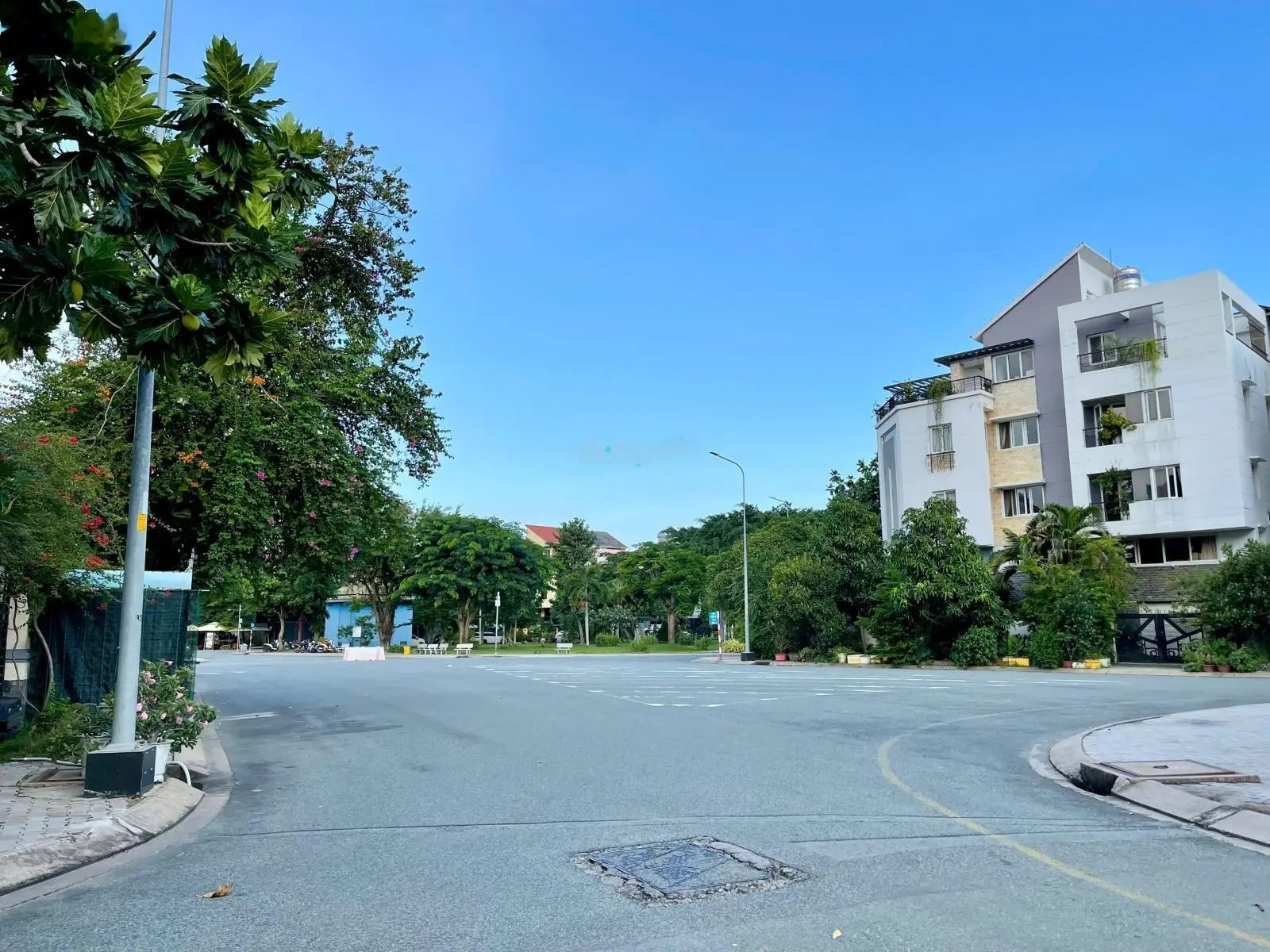 Biệt thự góc 2 mặt tiền view thoáng mát ngay cạnh công viên lớn DT 230m2 giá bán nhanh chỉ 38 tỷ