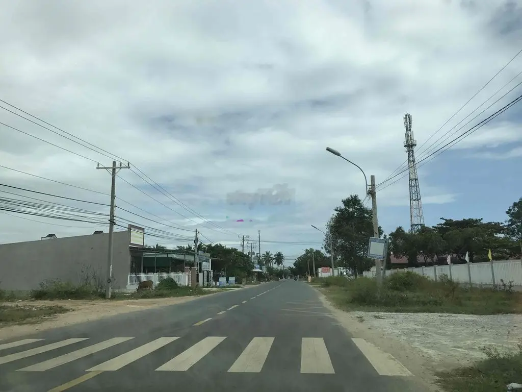 Mặt tiền Lê Minh Công đối diện trường tiểu học Tân Phước 3