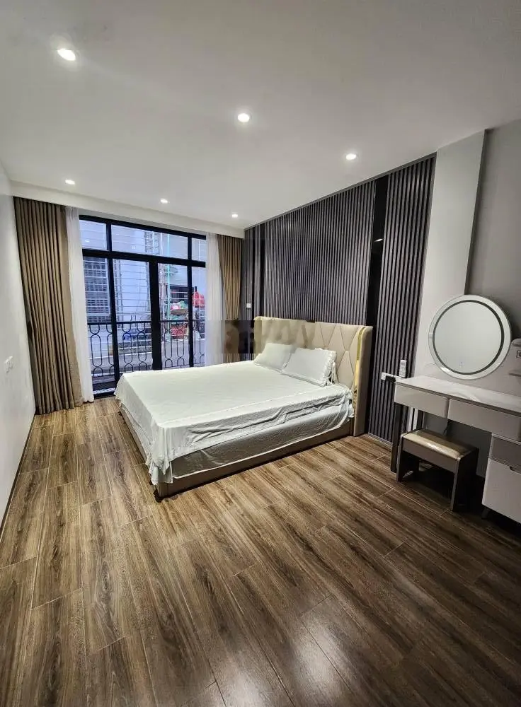 Hiếm dã man, nhà xây mới 6 tầng thang máy, mặt ngõ nông, 221 Tôn Đức Thắng, full nội thất, ở ngay