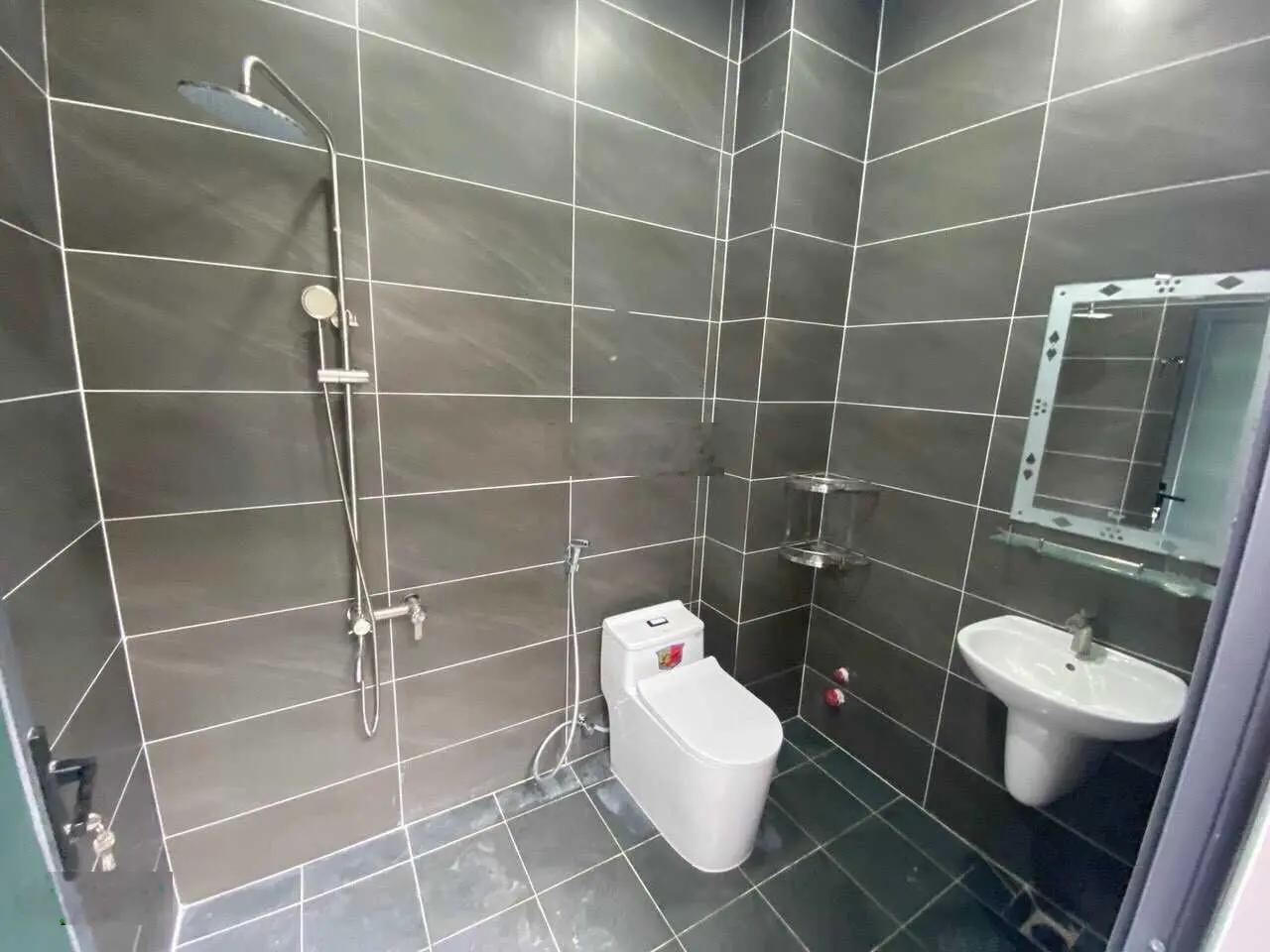 Bán căn nhà đẹp như mơ 1 trệt 2 lầu nằm mặt tiền đường nhựa Bình Chuẩn, diện tích 120m2, Thuận An