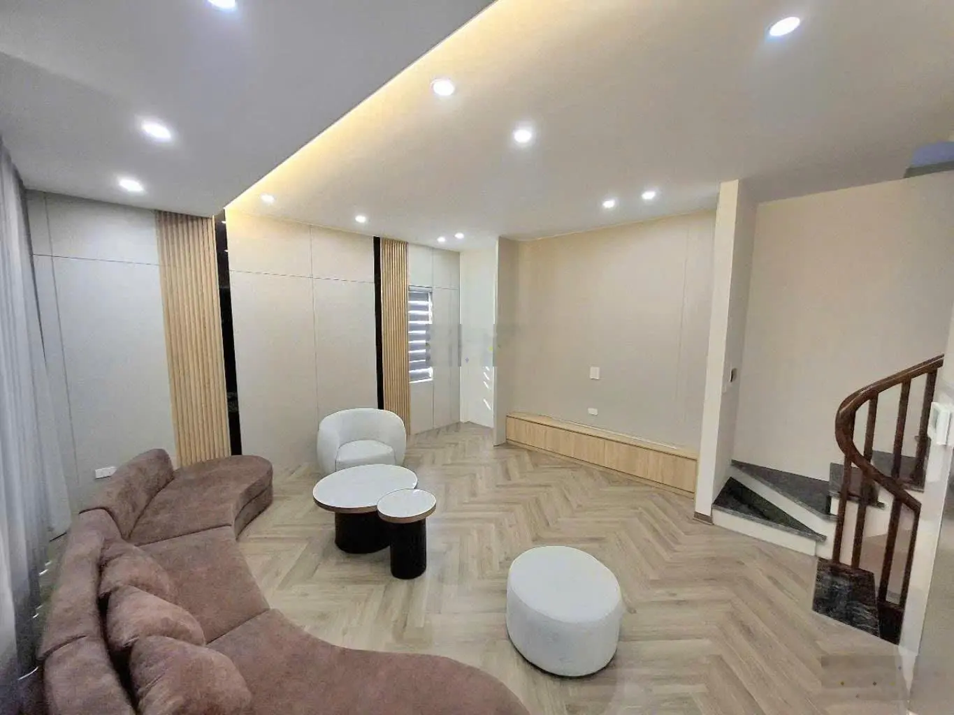 Nhà mới cổ linh quận long biên gần cầu vĩnh tuy 6 tầng lô góc ngõ thông