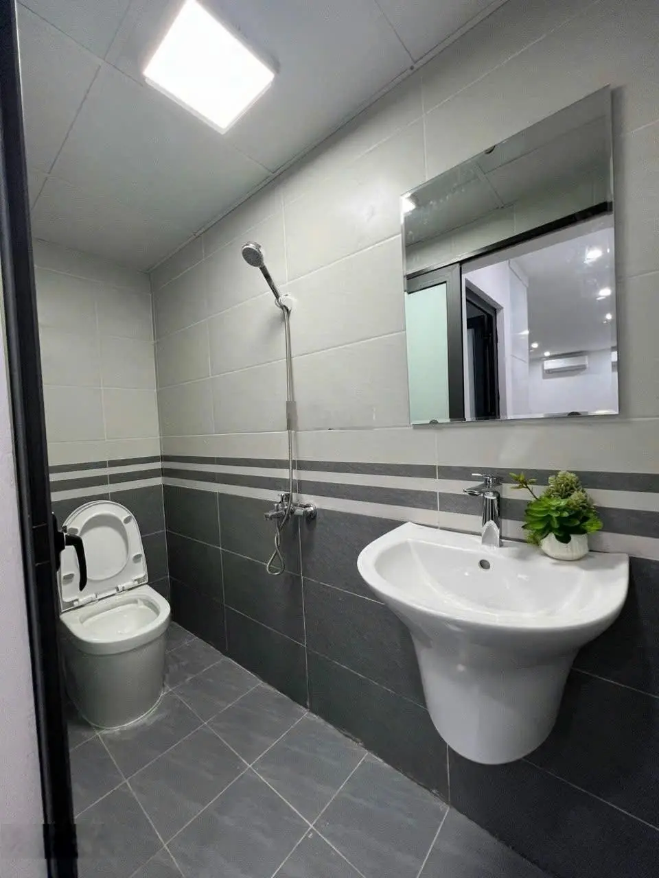 Bán căn căn góc 3 ngủ tầng trung, để lại full nội thất, có slot oto. LH xem nhà: 0343 191 ***