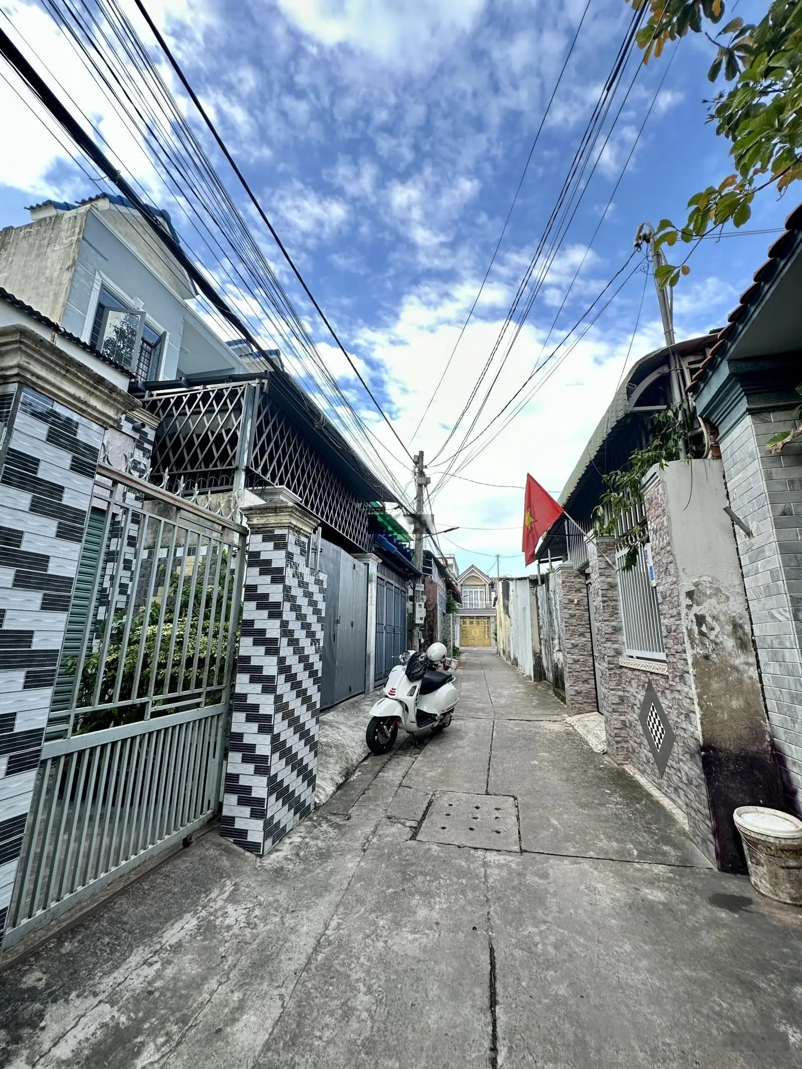 Nhà một trệt 1 lầu gần chợ trảng dài ,hồ bơi phương nam Biên hoà , đồng nai giá rẻ sổ riêng thổ cư