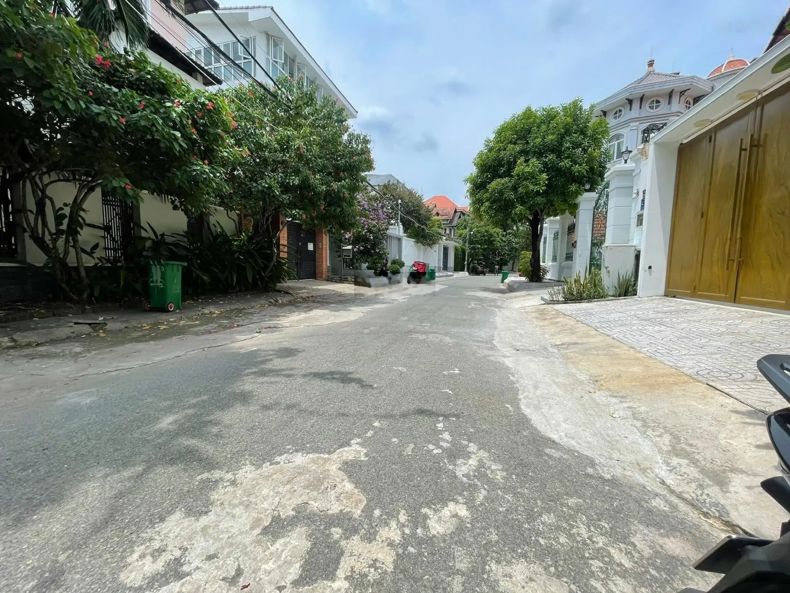 Biệt thự 200B14 Nguyễn Văn Hưởng, P. Thảo Điền, Quận 2. DT: 12x29m 3 lầu. Giá bán 75 tỷ
