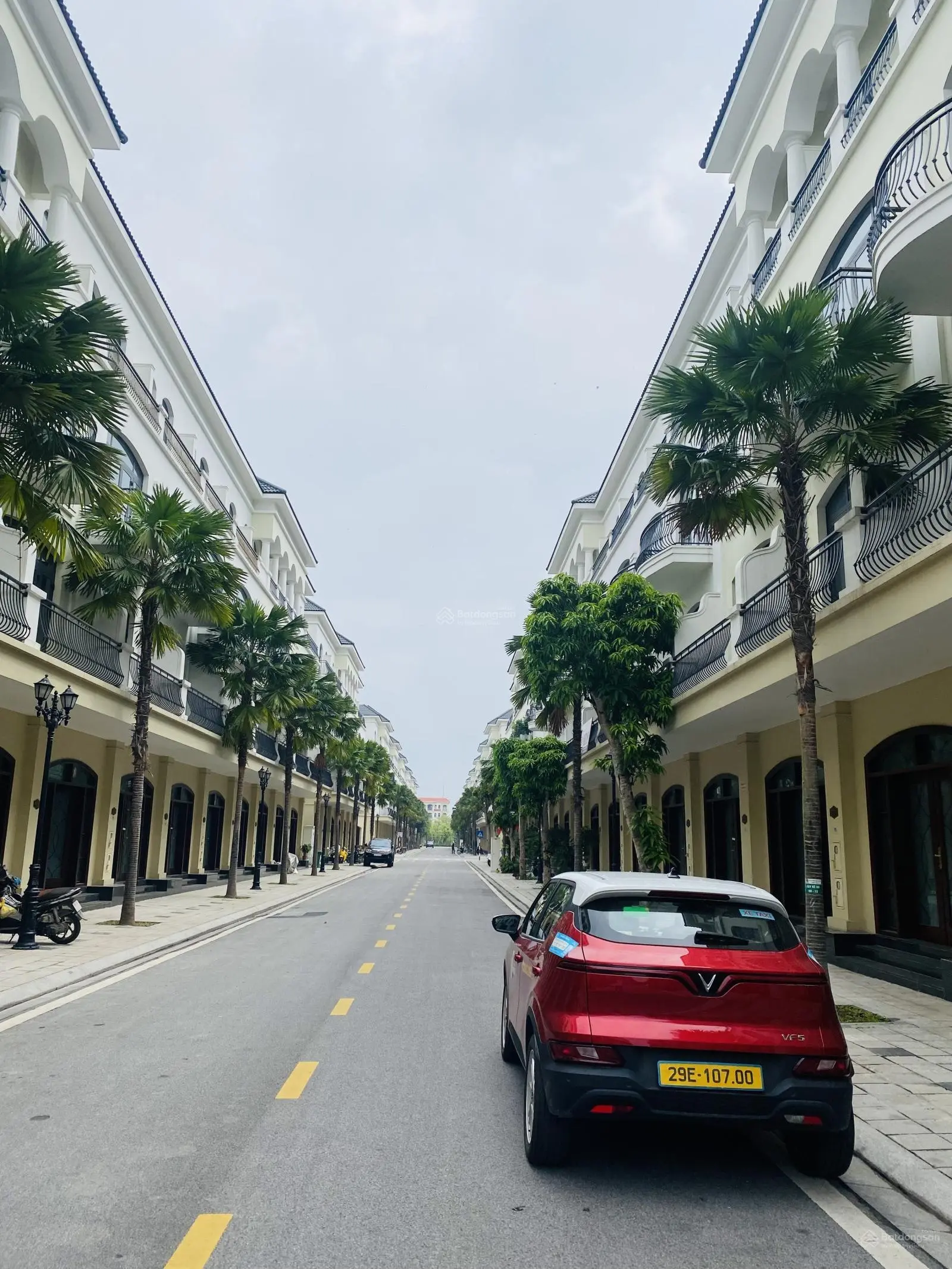 Bán xẻ khe 91 m2, Chà Là. Hướng Tây Bắc. Gần công viên, khu chung cư. Đã có sổ đỏ. Giá hơn 10 tỷ