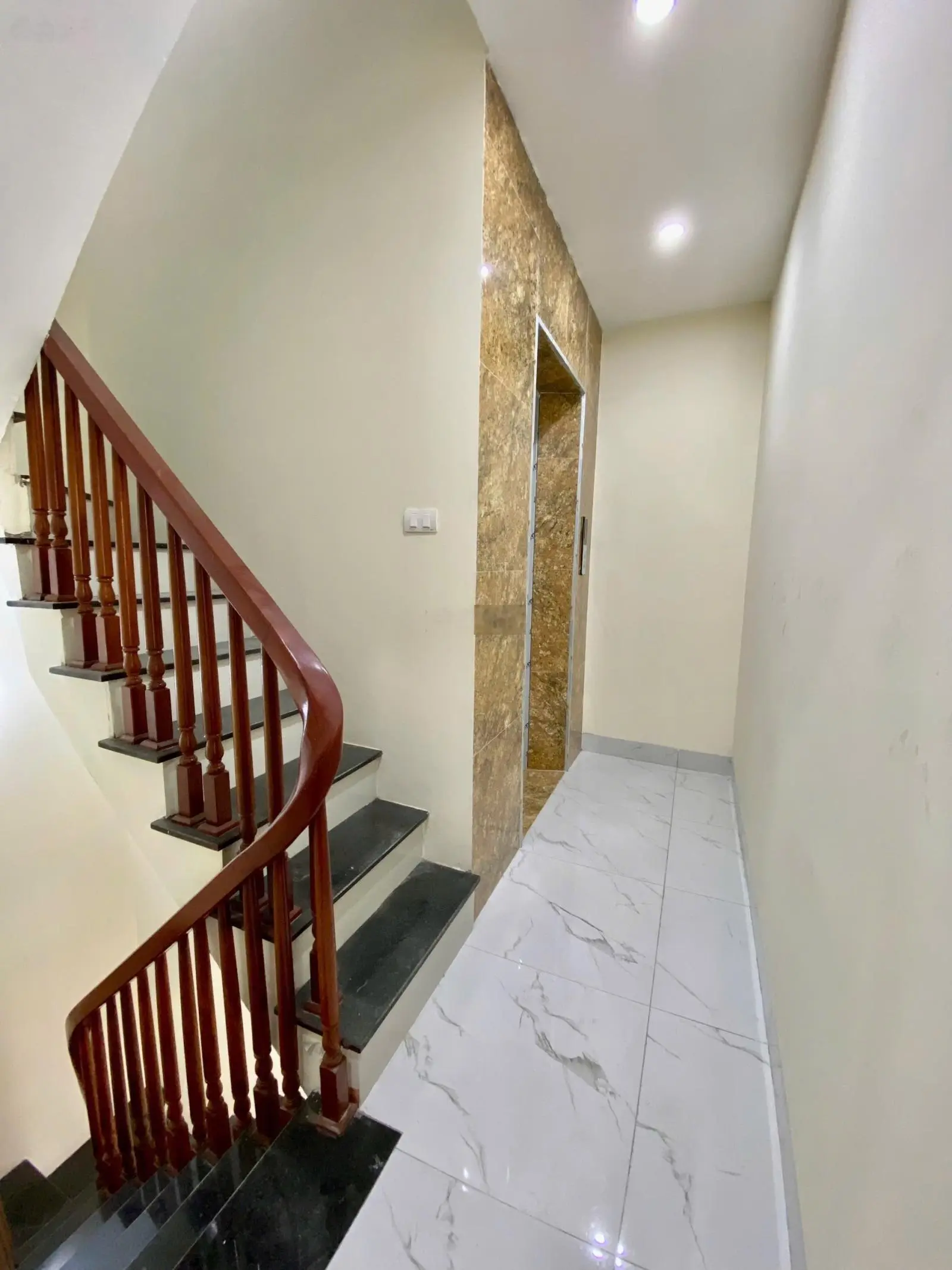 Bán nhà đẹp cầu thang máy full nội thất bồ đề long biên hà nội