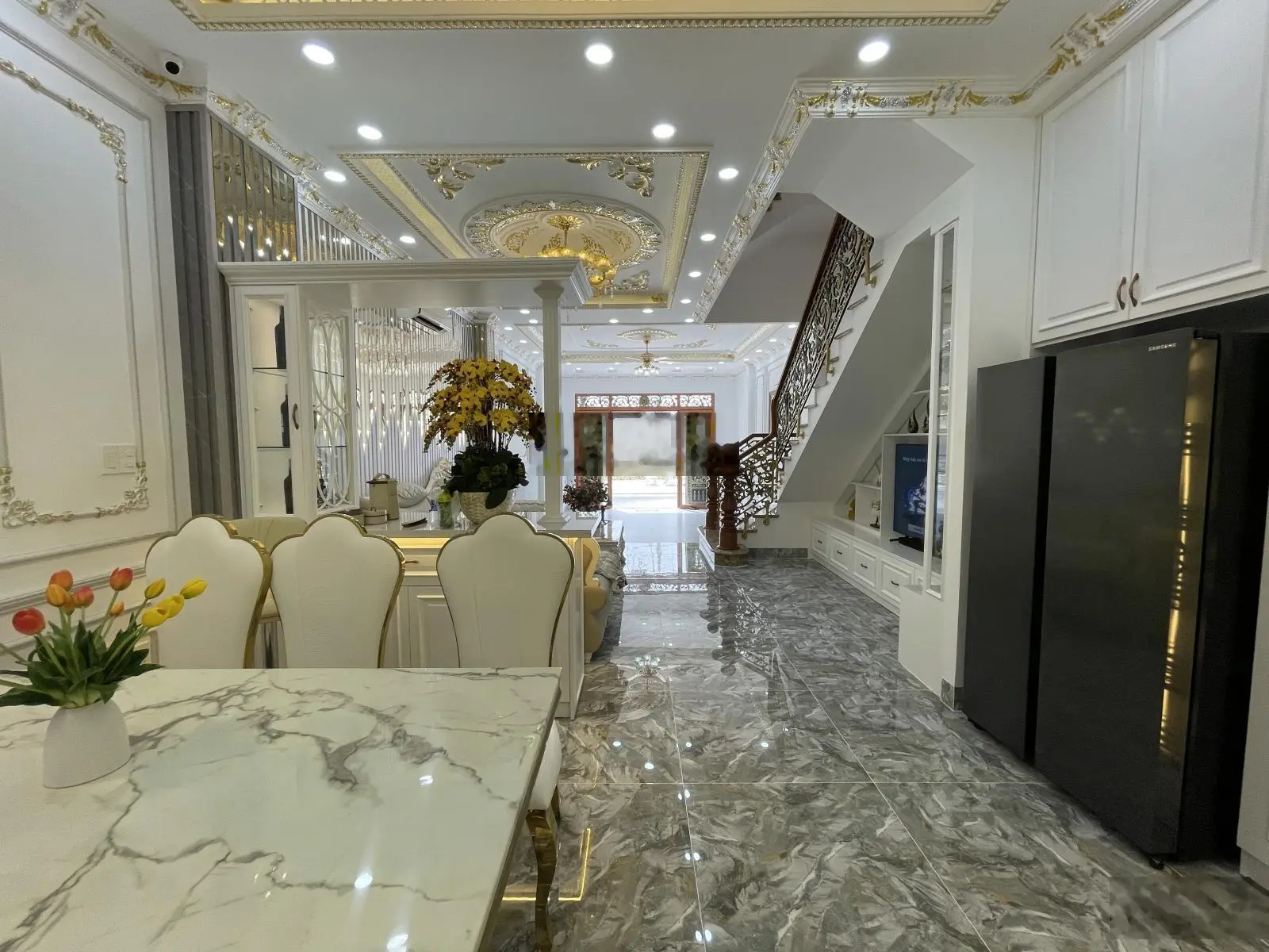 Bán gấp căn biệt thự tân cổ điển 3 tầng - chỉ 9 tỷ 500 triệu - nội thất cao cấp, vào ở ngay