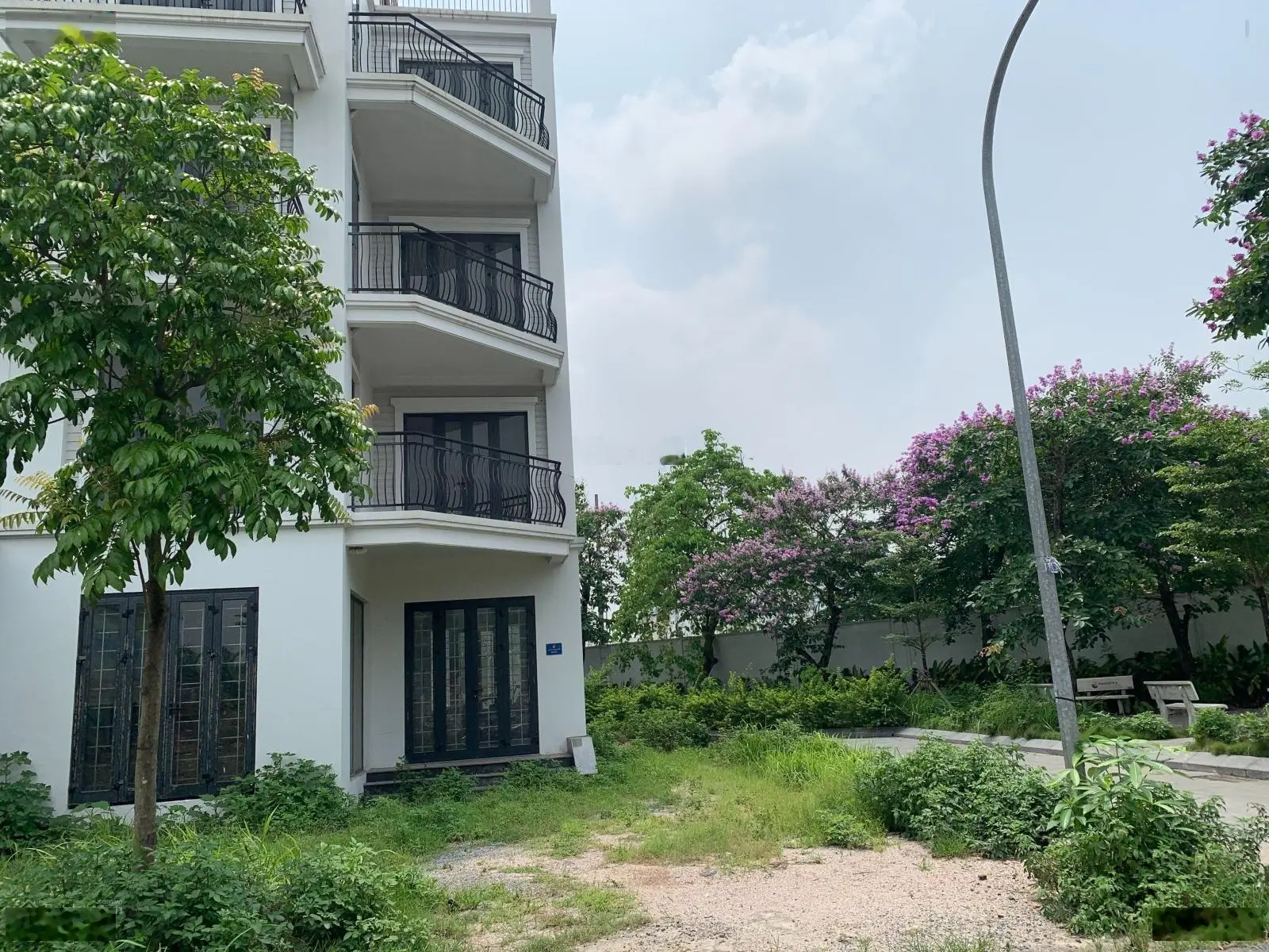 Chính chủ bán Shophose 3 mặt tiền view công viên Hateco Green Park dt 183m2, giá chưa đến 150tr/m2.