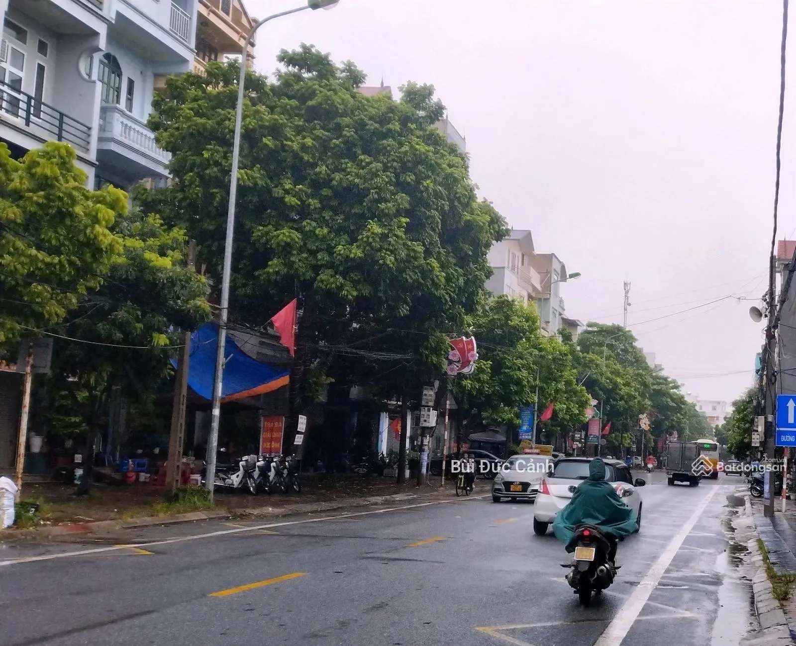 KINH DOANH VỈA HÈ - CONTAINER TRÁNH NHAU