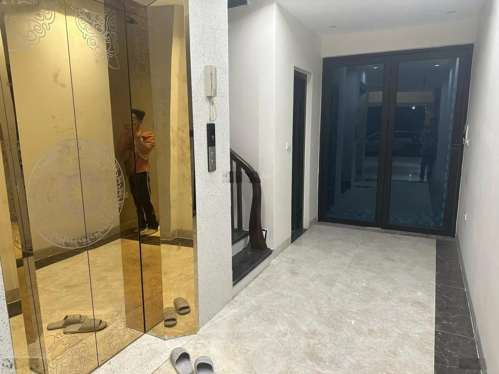 Cần bán nhà 8 tầng thang máy vừa kinh doanh vừa ở. Vị trí hiếm. Vỉa hè rộng kinh doanh sầm uất