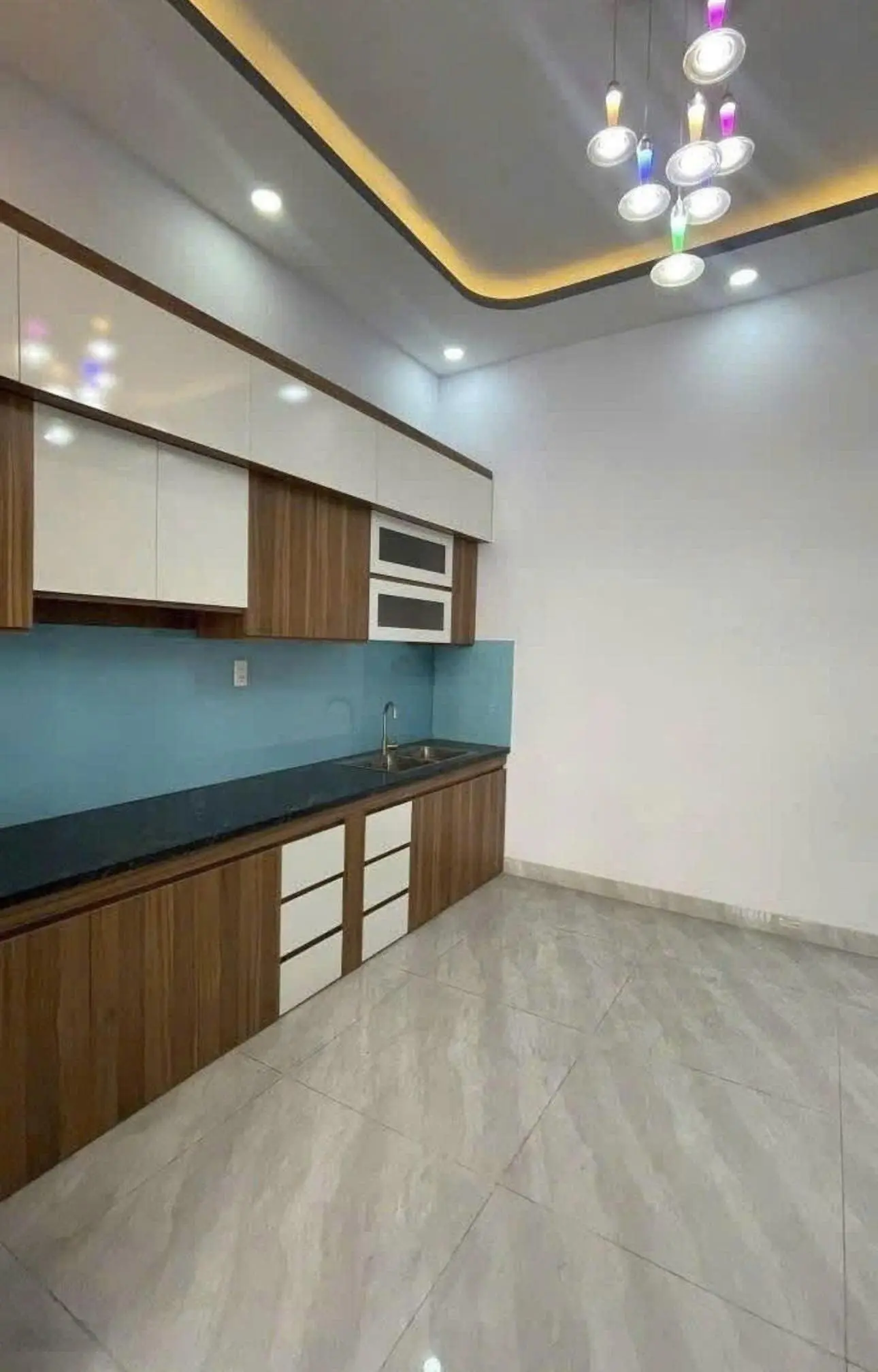 Bán nhà ngộp giá mềm chỉ 3.95 TỶ, 1 trệt 2 lầu, 4 phòng ngủ, 3wc, Sổ riêng ngay MT Lê Văn Thịnh, Q2