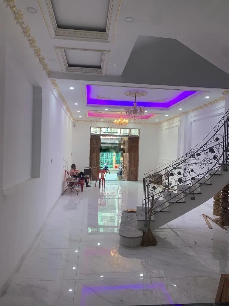 Mặt tiền kinh doanh sầm uất khu vực tên lửa