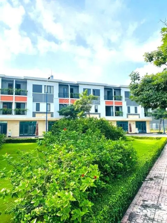 Bán nhà phố đẹp 1 trệt, 2 lầu, 3 PN, 3 WC và sân vườn đường DT743 giá 3 tỷ 3 TL