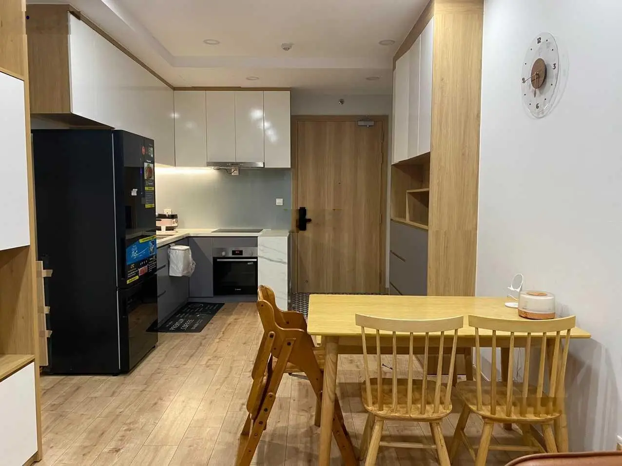 Hạ giá bán gấp căn Emerald 63m2 2PN - 1WC để lại đầy đủ nội thất đẹp cho khách, view thoáng mát