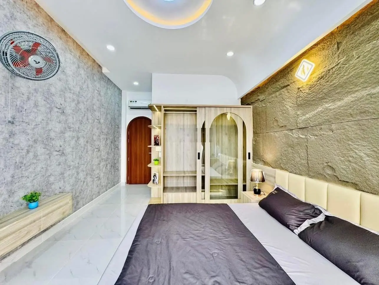 Cô chú chủ nhà cần bán nhà Võ Thị Sáu, Q3, sẵn HĐ thuê KD tốt 18tr/th, 72m2, sổ hồng riêng