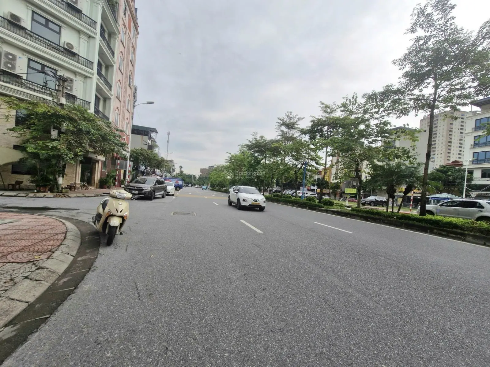Bán đất Thạch Bàn, Cổ Linh, 100m2, MT 7m, giá 25.2 tỷ, 3 ô tô tránh, kinh doanh, view công viên