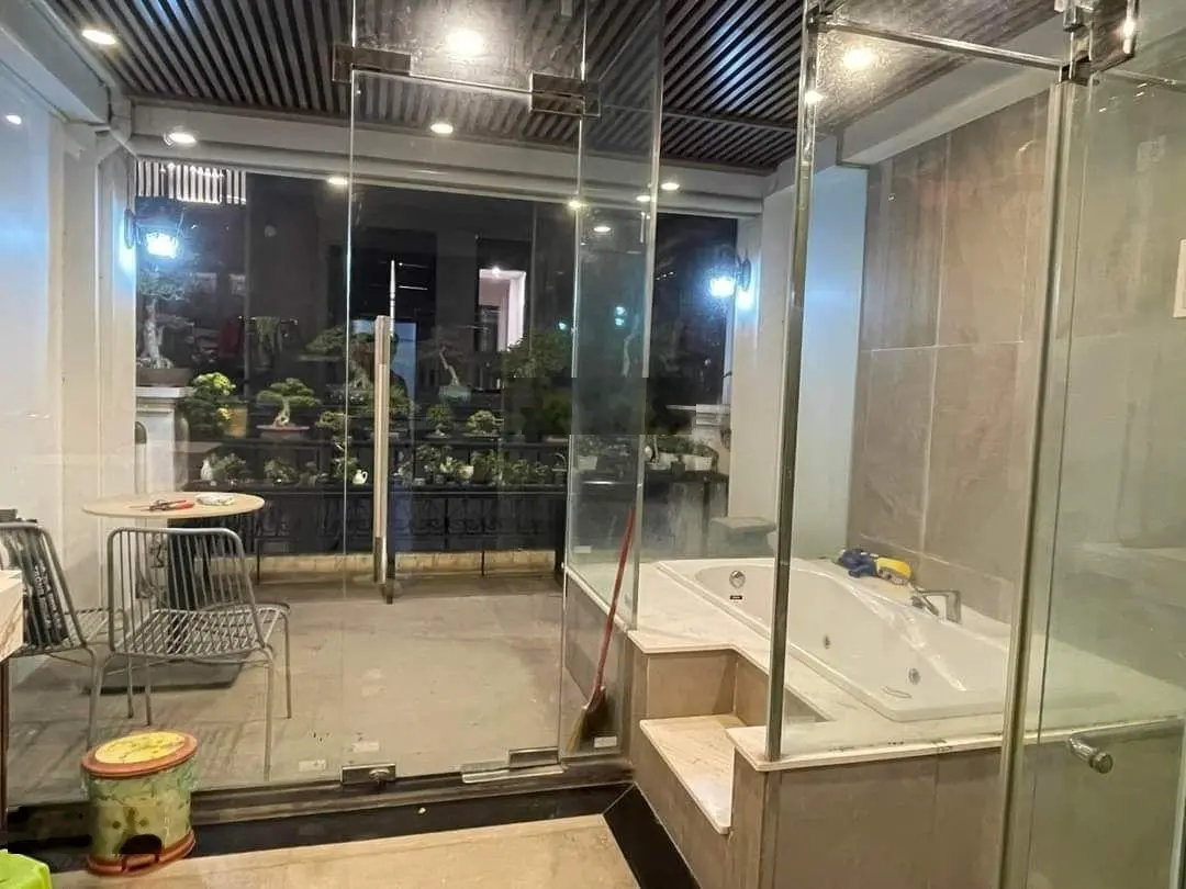 Bán nhà Liễu Giai Quần Ngựa, phân lô ôtô tránh - vỉa hè - nhà đẹp thang máy - 70m2*6T*MT 4m * 24 tỷ