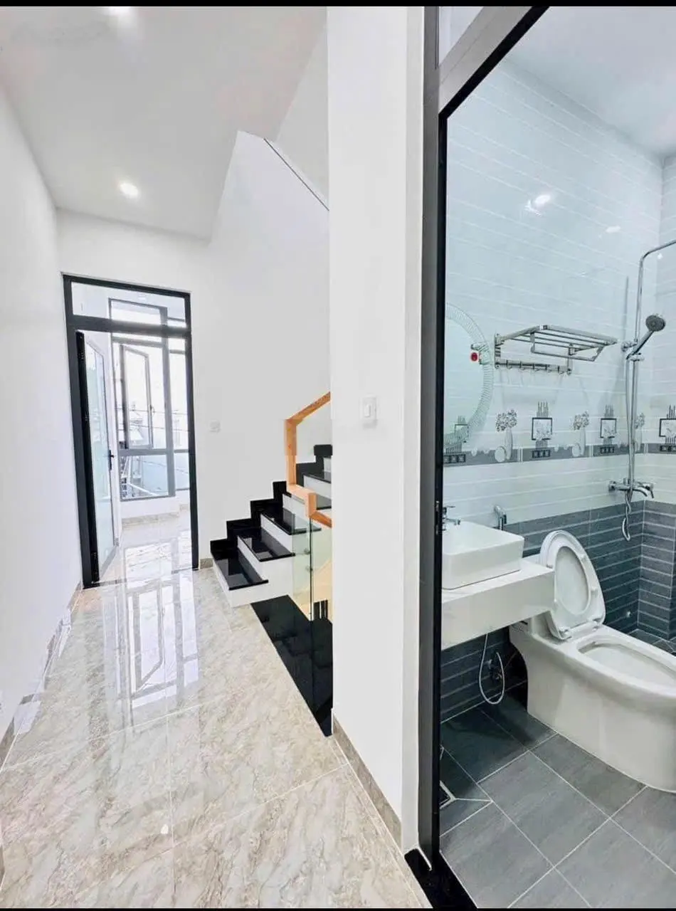 Nhà 3 tầng giá rẻ cho gia đình trẻ ngay trung tâm TP Nha Trang LH 0914456400