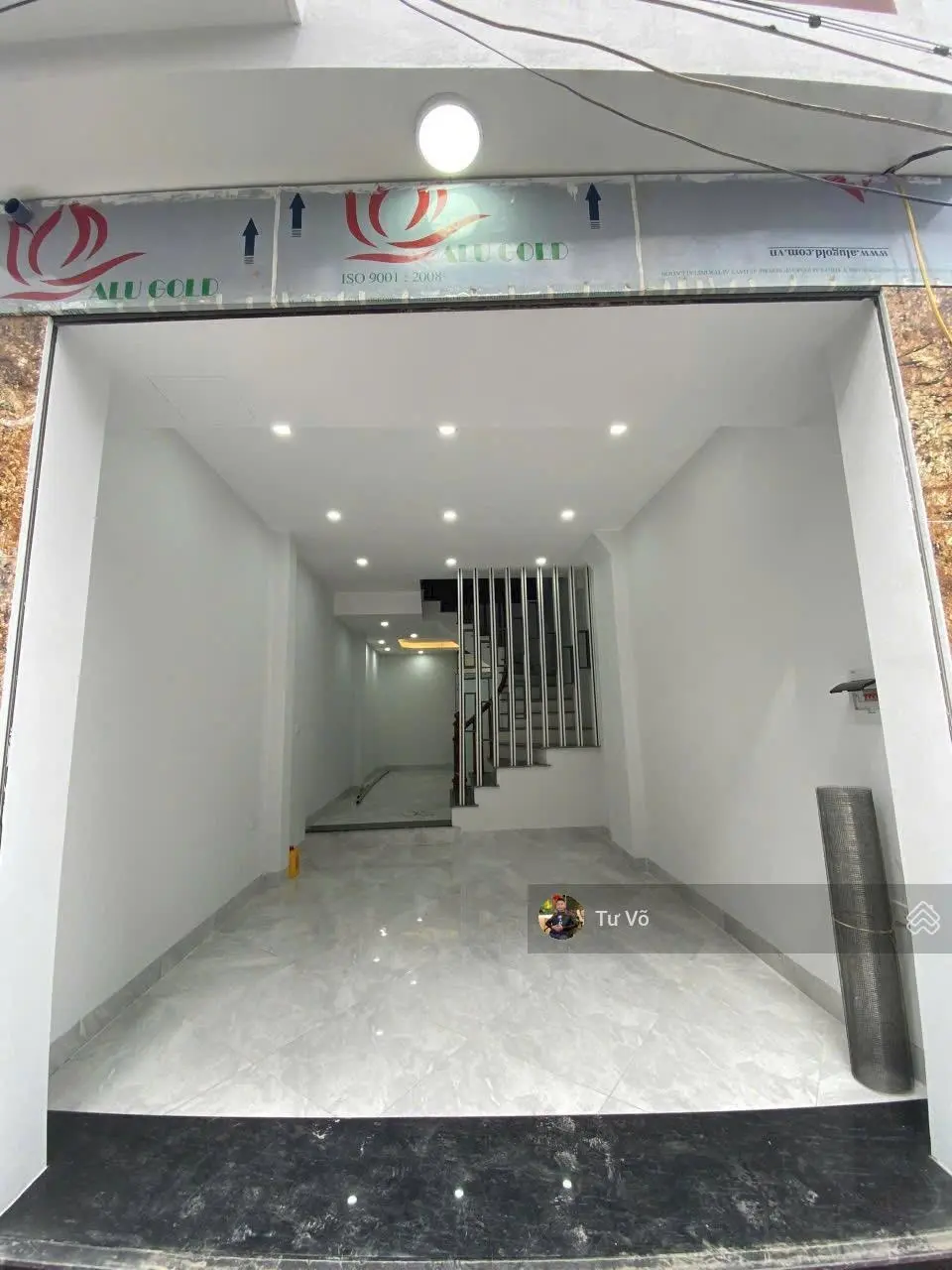 Nhà mặt ngõ thông ,cách 20m ra mặt đường nhựa rộng 24m 5 ô tô tránh nhau, gần ngay ngã tư Canh
