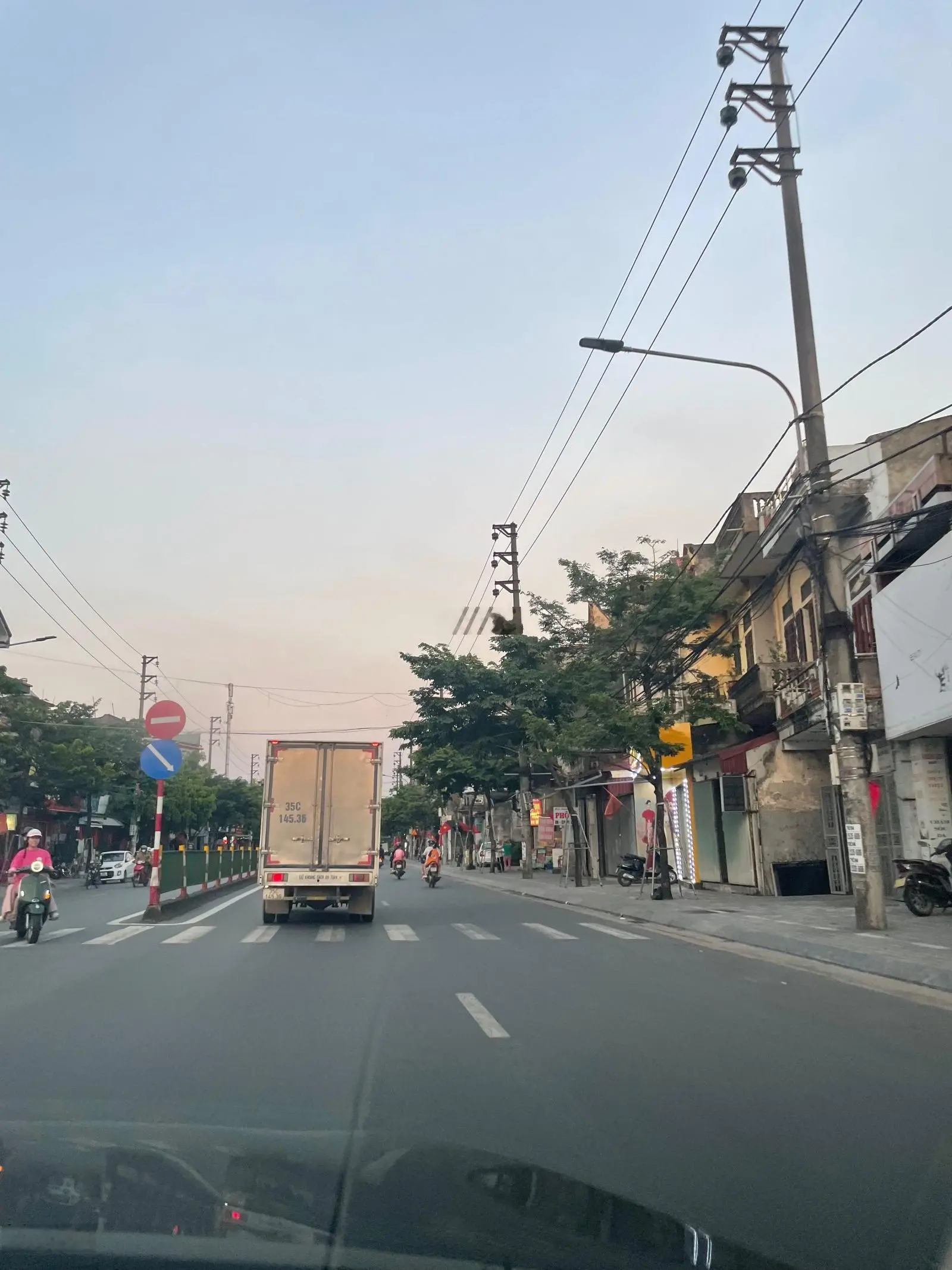 Bán nhà 2 tầng, mặt đường Nguyễn Công Trứ. Mặt đường lớn buôn bán kinh doanh thuận lợi. 100m2
